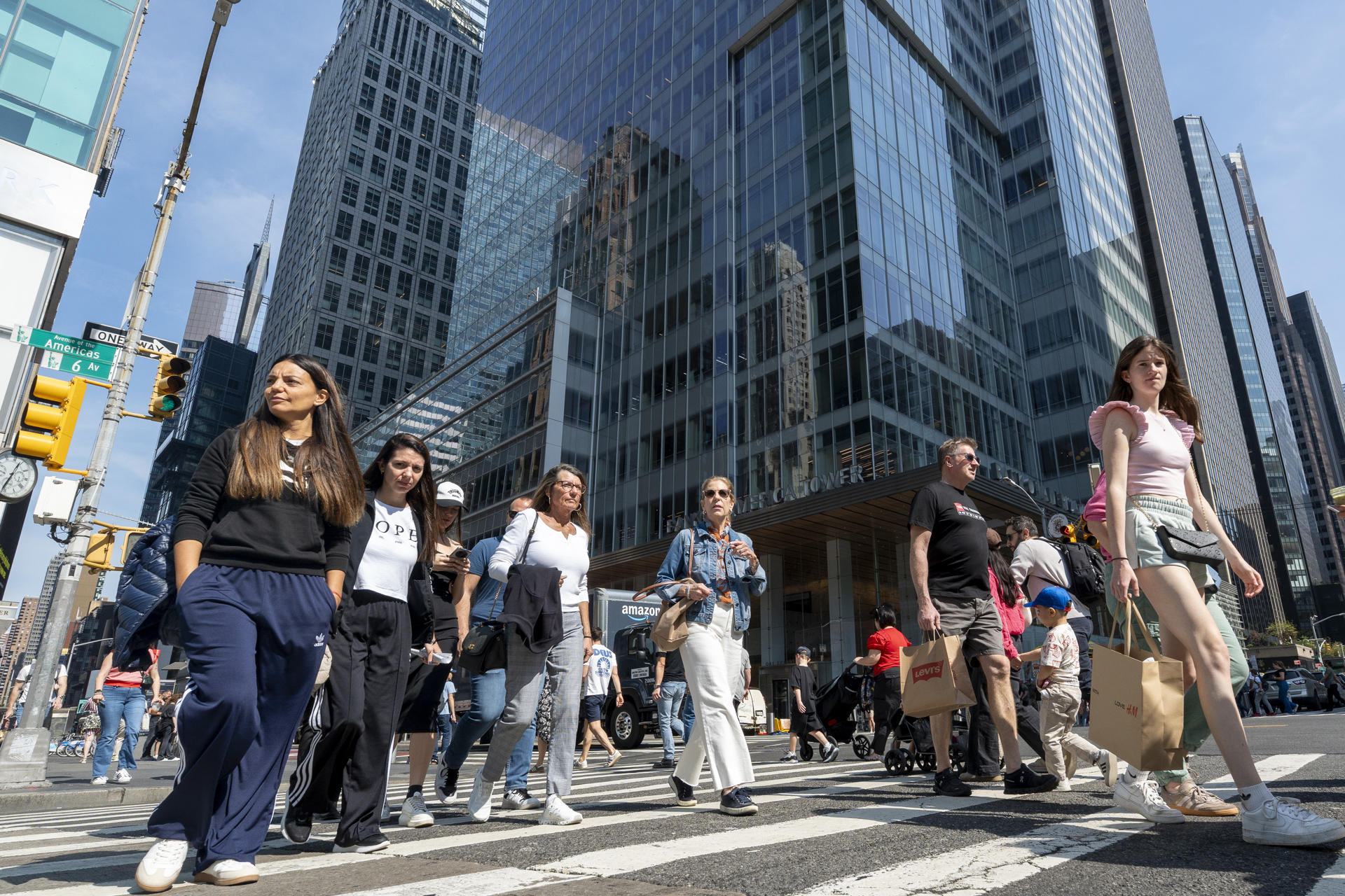 Personas caminan por la avenida 42 de Manhattan este sábado, en Nueva York (Estados Unidos). EFE/ Ángel Colmenares