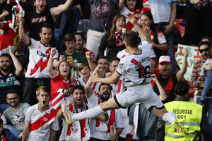 El centrocampista del Rayo Jorge de Frutos celebra tras anotar el primer gol del equipo durante el partido de la jornada 36 de LaLiga EA Sports, entre el Rayo Vallecano y el Betis, en el Estadio de Vallecas de Madrid. EFE/ Sergio Pérez