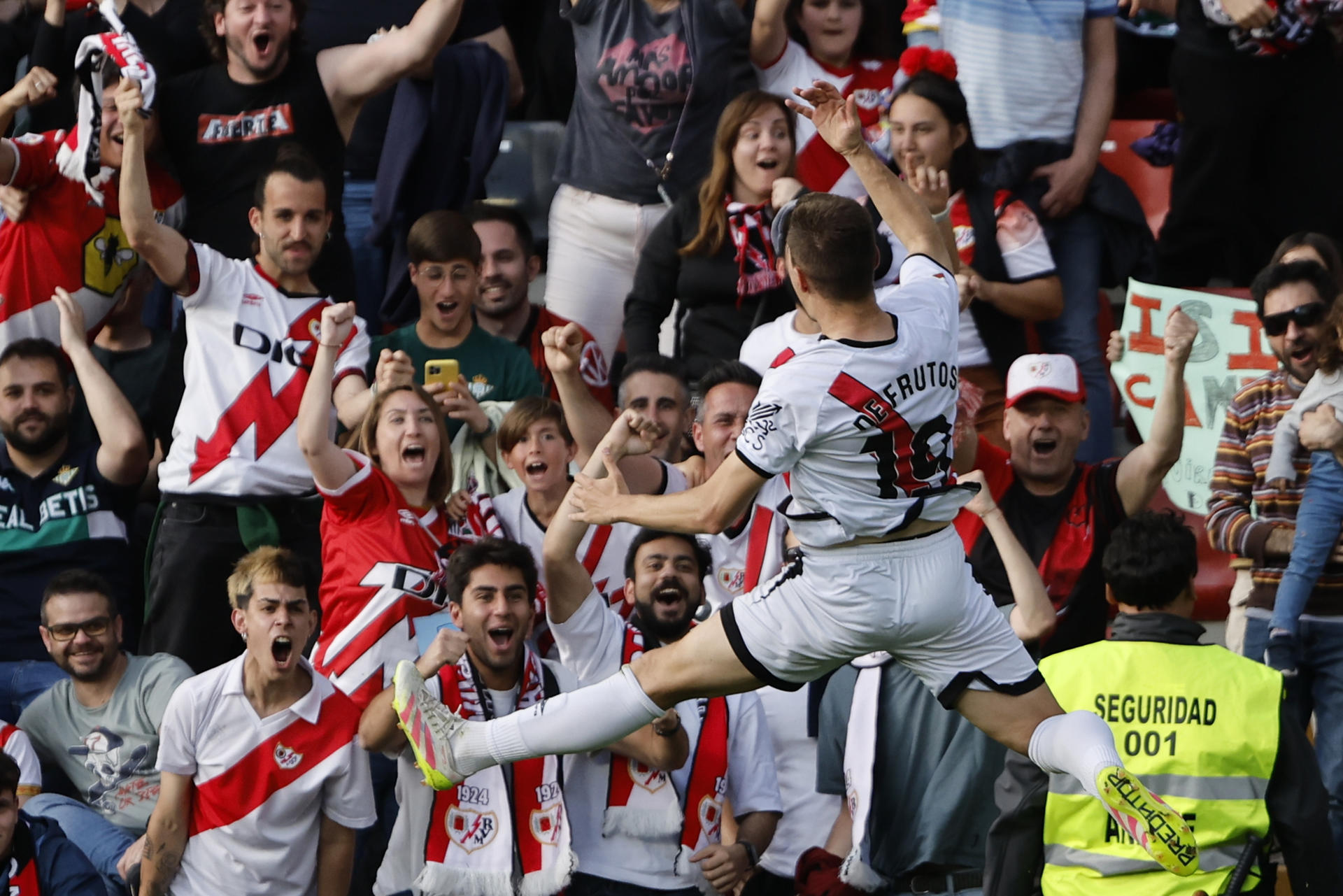 El centrocampista del Rayo Jorge de Frutos celebra tras anotar el primer gol del equipo durante el partido de la jornada 36 de LaLiga EA Sports, entre el Rayo Vallecano y el Betis, en el Estadio de Vallecas de Madrid. EFE/ Sergio Pérez