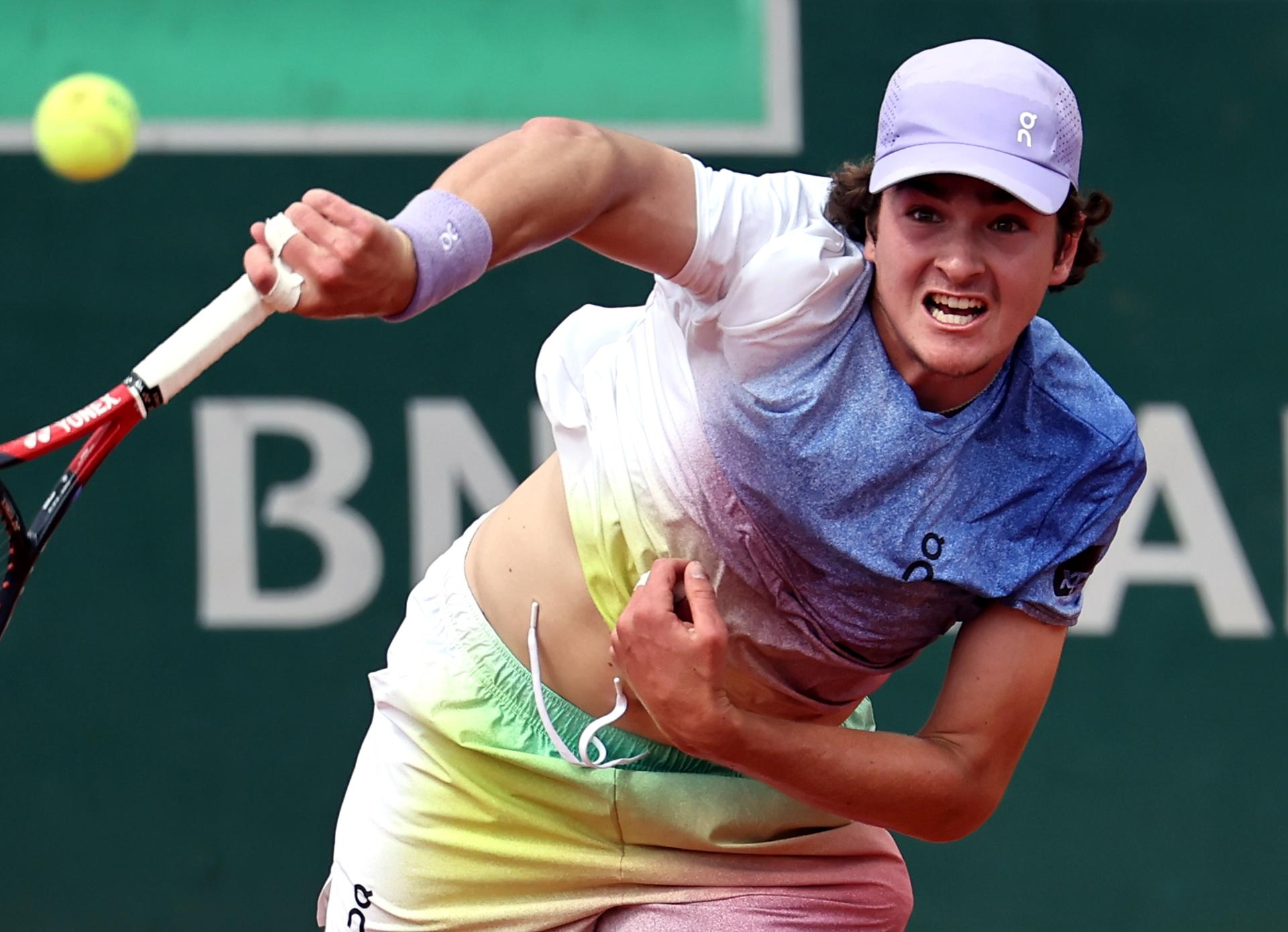 El brasileño Joao Fonseca en acción ante el francés Pierre-Hugues Herbert en la segunda ronda del Abierto de Francia, en París. EFE/EPA/CHRISTOPHE PETIT TESSON
