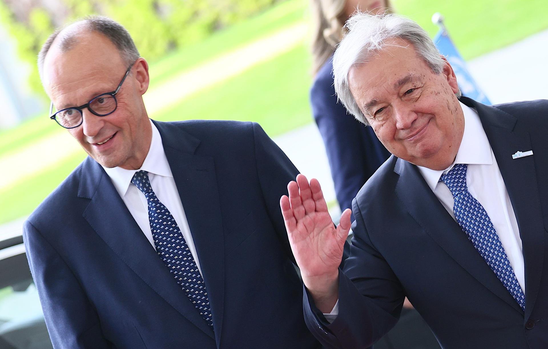 El canciller alemán Friedrich Merz (I) recibe al secretario general de las Naciones Unidas, Antonio Guterres, en la Cancillería en Berlín, Alemania, el 14 de mayo de 2024. El secretario general viene a Berlín para la Reunión Ministerial de Mantenimiento de la Paz de las Naciones Unidas, que Alemania organiza por primera vez este año. (Alemania) EFE/EPA/HANNIBAL HANSCHKE