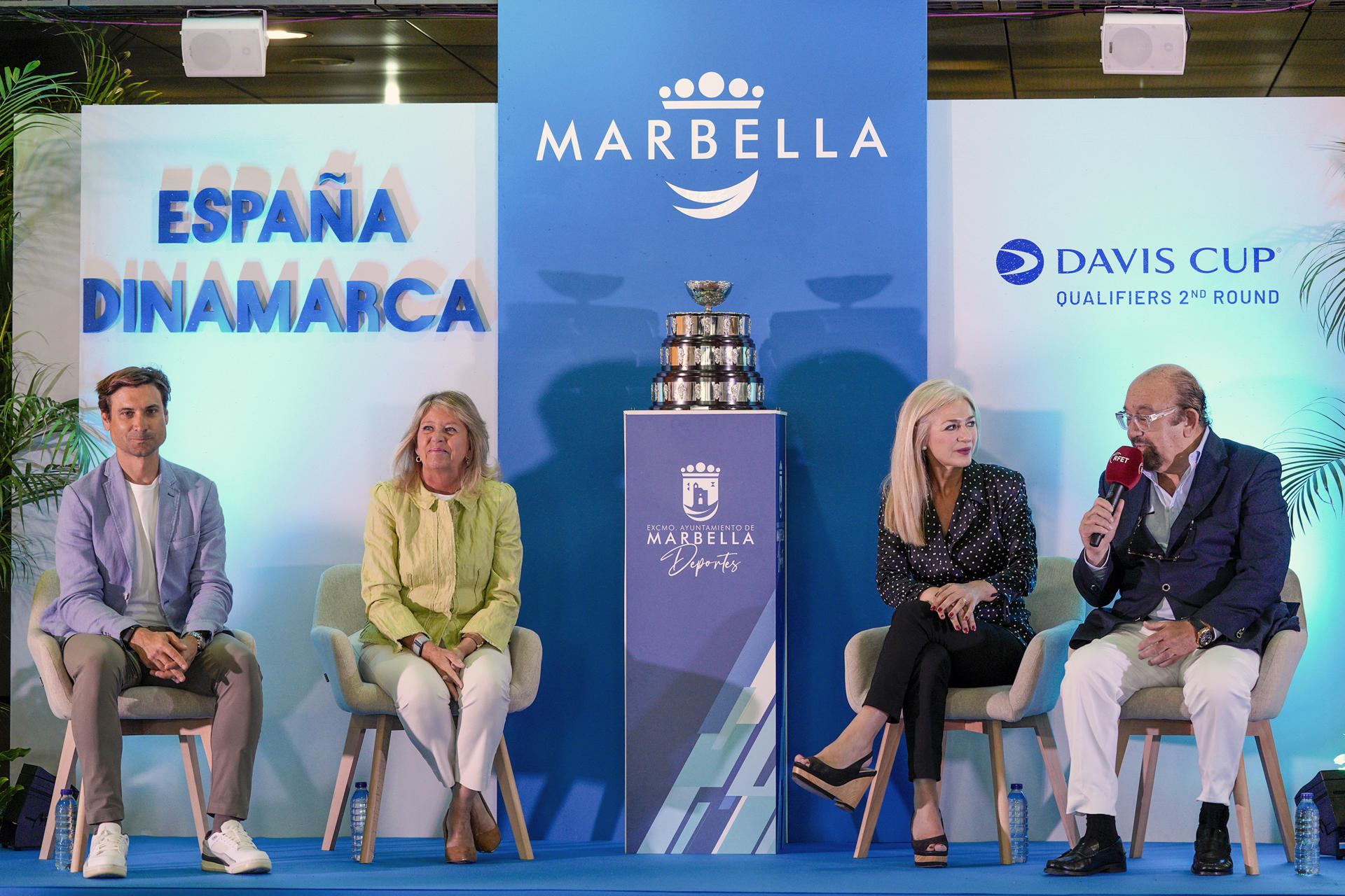 El capitán de la selección española Mapfre de Tenis en Copa Davis, David Ferrer (izda); la consejera de Deportes de la Junta de Andalucía, Patricia del Pozo (2i); la alcaldesa de Marbella (Málaga), Ángeles Muñoz, y el presidente de la Federación Española de Tenis, Miguel Díaz, durante la presentación oficial de la eliminatoria de Copa Davis de tenis entre España y Dinamarca, este miércoles en el Palacio de Congresos de Marbella (Málaga). EFE/Juan Carlos Domínguez