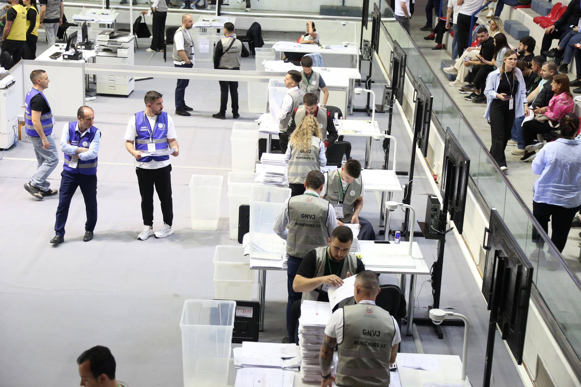 Miembros de la comisión electoral cuentan las papeletas en una instalación de recuento de votos después de las elecciones parlamentarias del país en Tirana, Albania, 11 de mayo de 2025. 
EFE/EPA/MALTON DIBRA