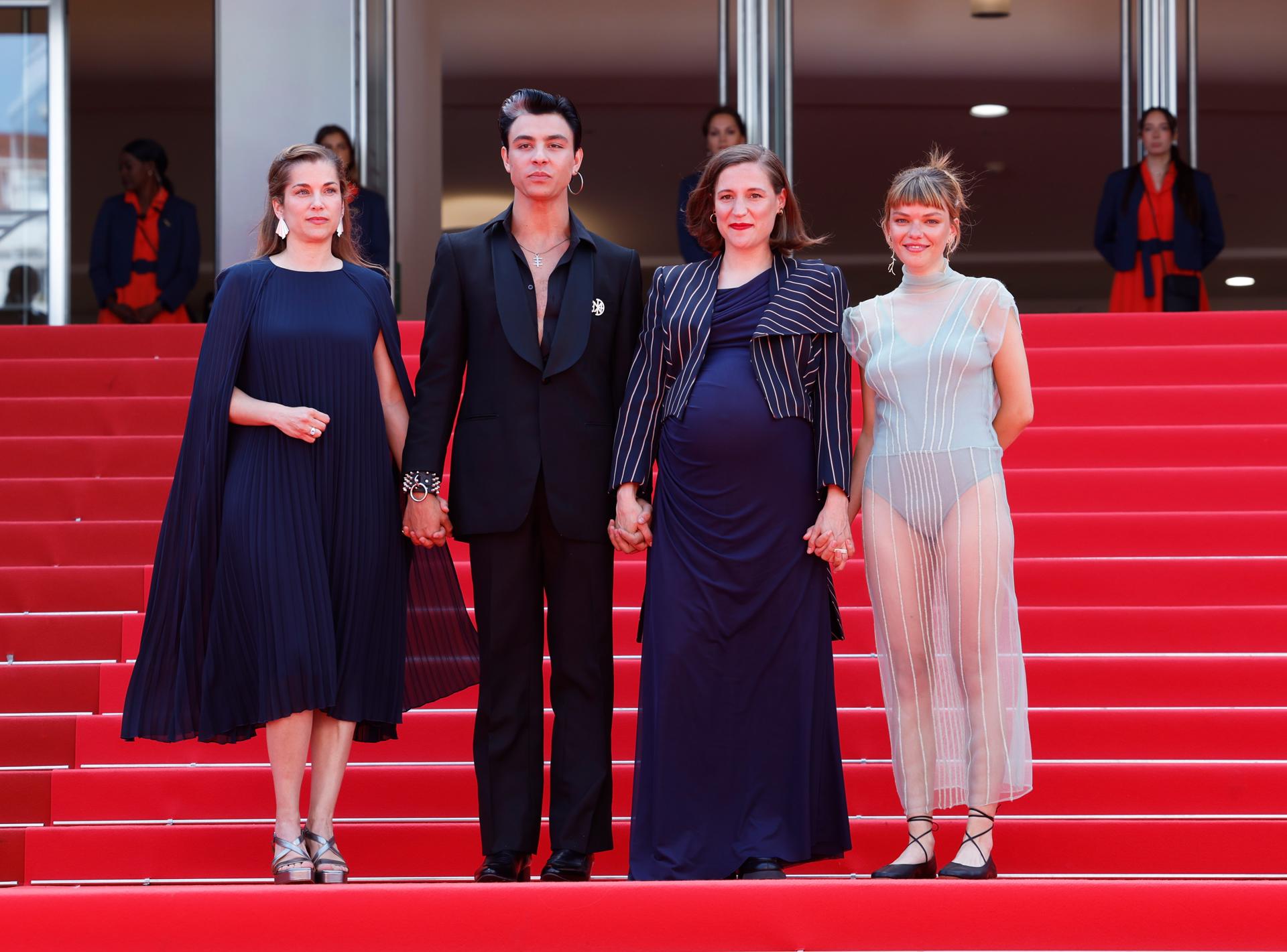 (De izquierda a derecha) Maria Zamora, Mitch, la directora Carla Simon y Llucia Garcia asisten al estreno de 'Romeria' durante el 78º Festival de Cine de Cannes, en Cannes, Francia, el 21 de mayo de 2025. El festival de cine se celebra del 13 al 24 de mayo de 2025. (Cine, Francia) EFE/EPA/GUILLAUME HORCAJUELO
```