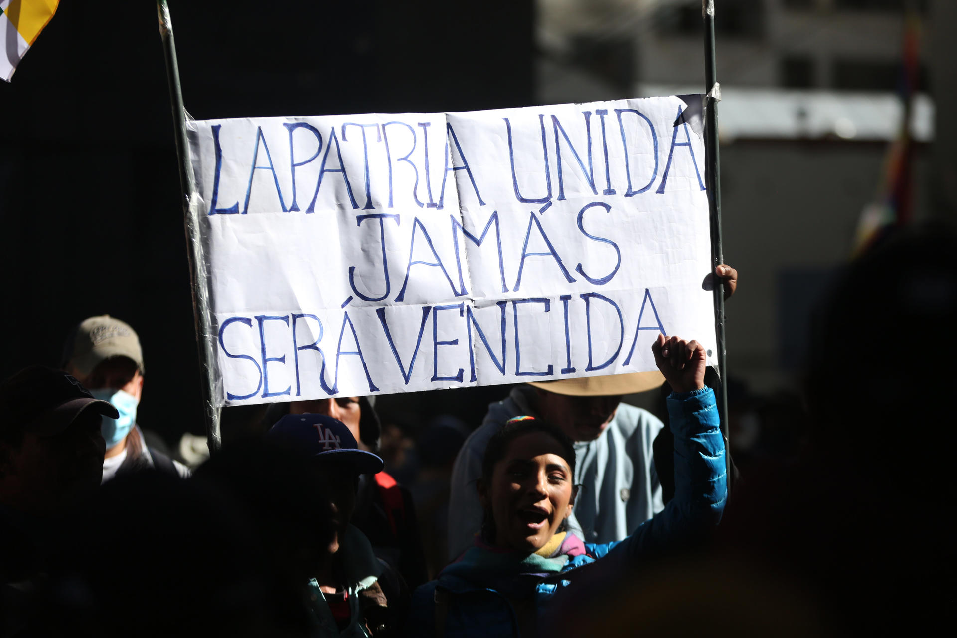 Una persona sostiene un cartel durante una protesta de simpatizantes del expresidente de Bolivia Evo Morales (2006-2019) este miércoles, en La Paz (Bolivia). EFE/ Luis Gandarillas