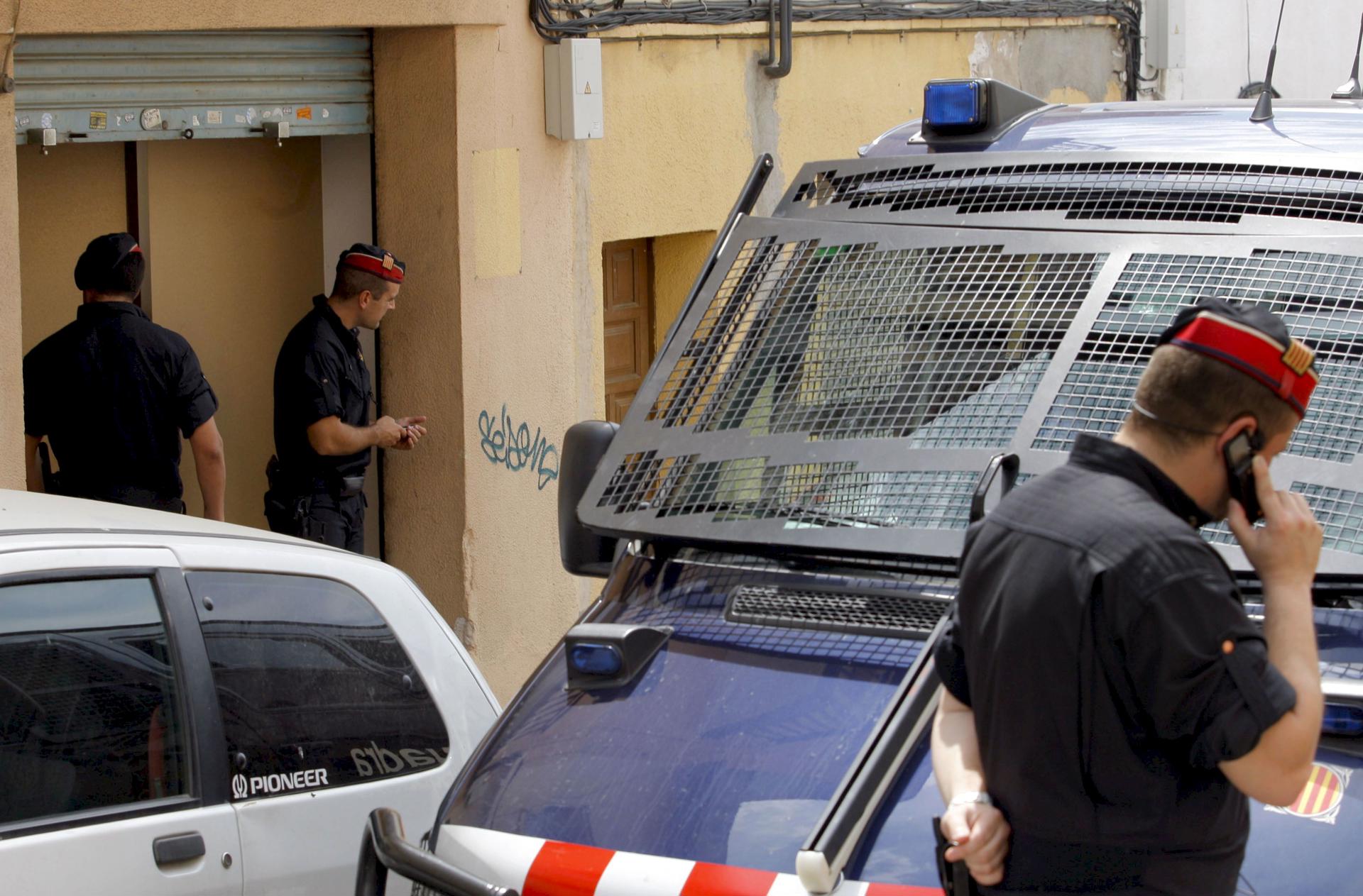 Imagen de archivo de agentes de los Mossos d'Esquadra durante un servicio en Mataró. EFE/Toni Albir