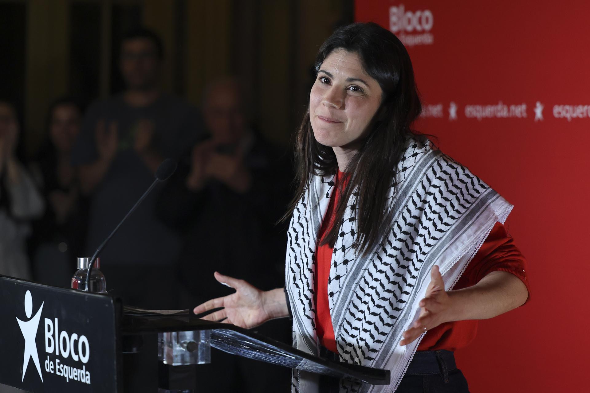 La coordinadora del Bloque de Izquierda (BE), Mariana Mortágua, fue captada este domingo, 18 de mayo, al hablar ante sus seguidores, luego de conocerse los resultados de las elecciones generales legislativas portuguesas, en Lisboa (Portugal). EFE/Joao Relvas
