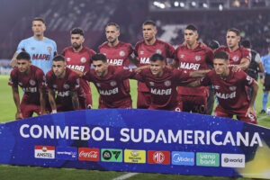Formación de gala del Lanús argentino, que junto con los equipos ecuatorianos Universidad Católica y Mushuc Runa aseguraron de manera anticipada y en condición de invictos su clasificación a los octavos de final de la Copa Sudamericana. EFE/ Juan Ignacio Roncoroni