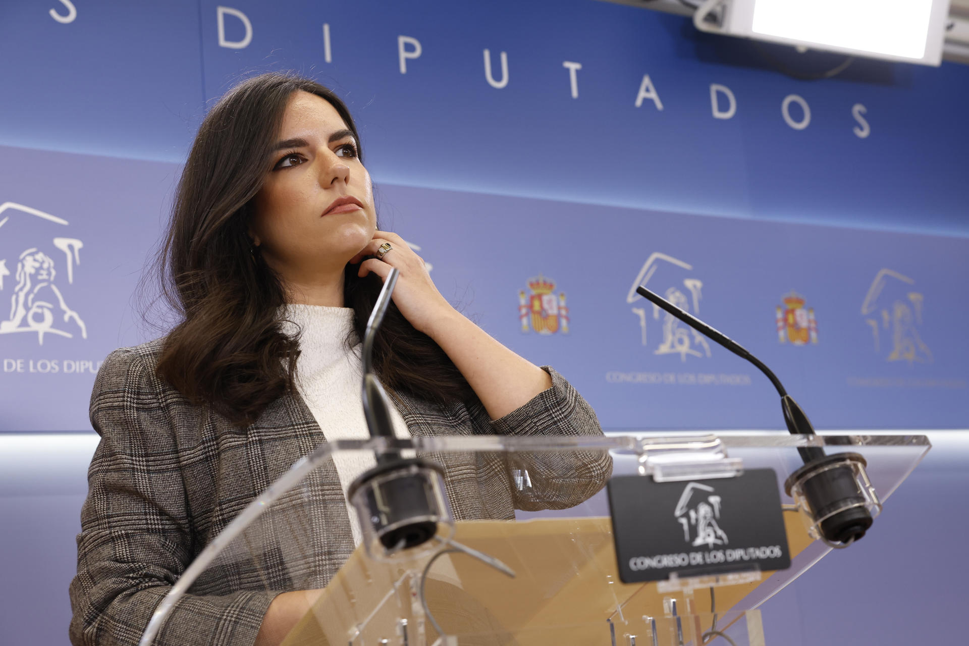 La portavoz de Vox, Pepa Millán, durante la rueda de prensa que ha ofrecido este martes en el Congreso, donde se celebra reunión de la Mesa y de la Junta de Portavoces. EFE/ Chema Moya
