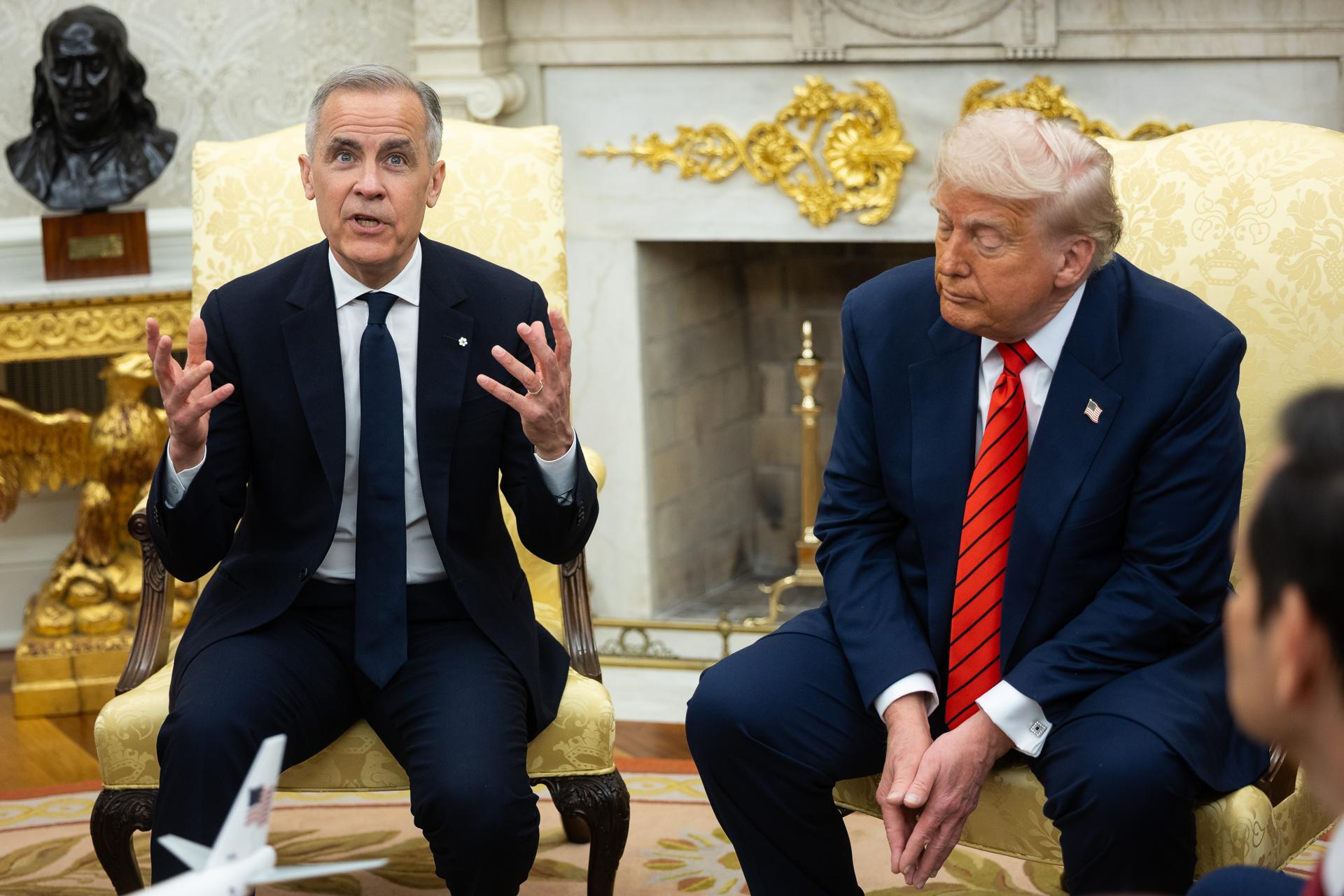 El presidente estadounidense, Donald Trump (d), y el primer ministro canadiense, Mark Carney (i), se reúnen en el Despacho Oval de la Casa Blanca en Washington, DC, EE.UU. EFE/FRANCIS CHUNG