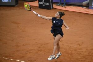La tenista italiana Jasmine Paolini golpea la bola durante la final del Abierto de Italia ante la estadounidense Coco Gauff en el Foro Italico en Roma, Italia. EFE/EPA/FABRIZIO CORRADETTI