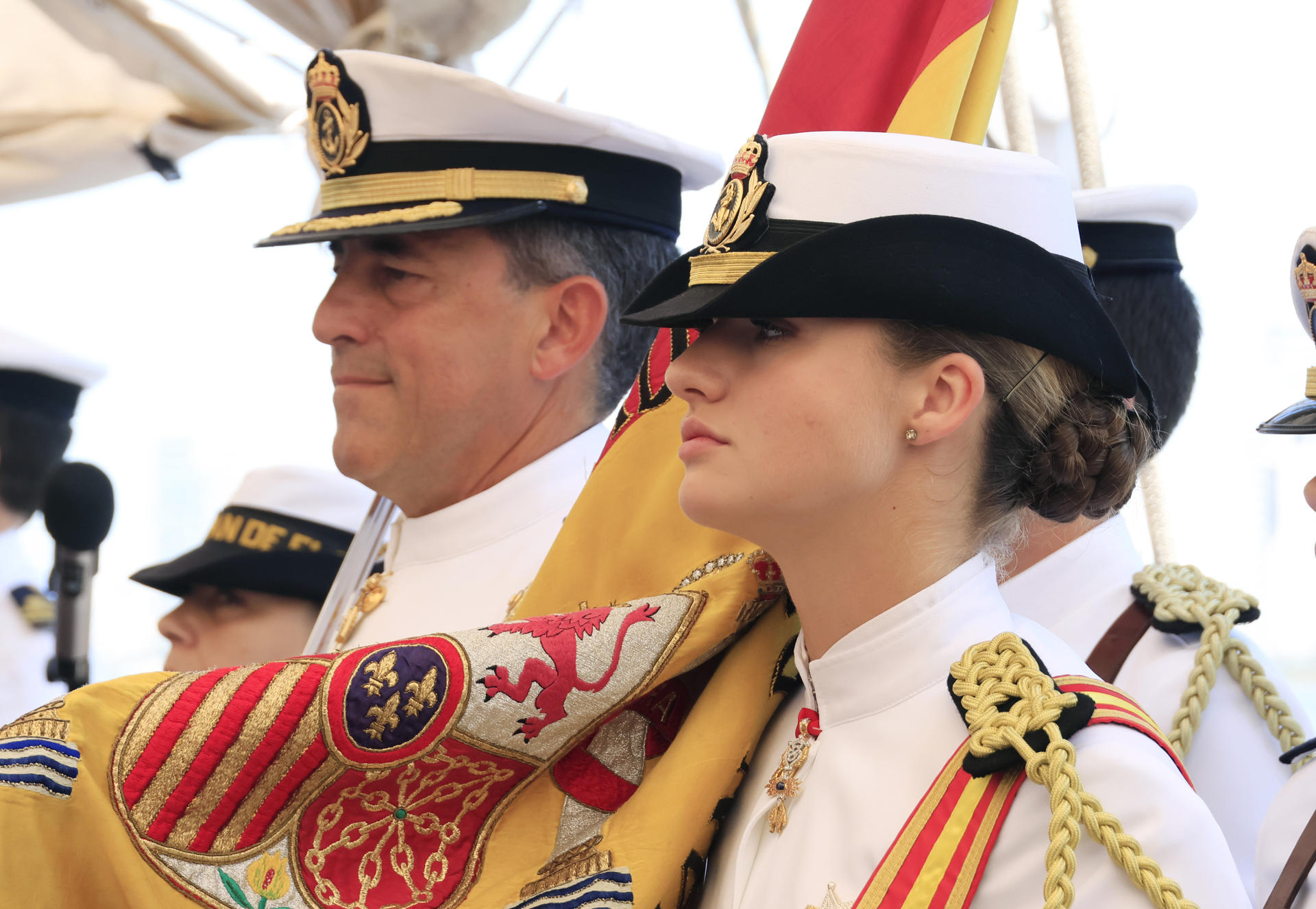 La princesa de Asturias, Leonor de Borbón, porta la bandera nacional de España junto al capitán de navío, Luis Carreras-Presas, durante el acto de jura de bandera abordo del buque escuela de la Armada española Juan Sebastián Elcano que visita el puerto de Cartagena (Colombia). EFE/RICARDO MALDONADO ROZO