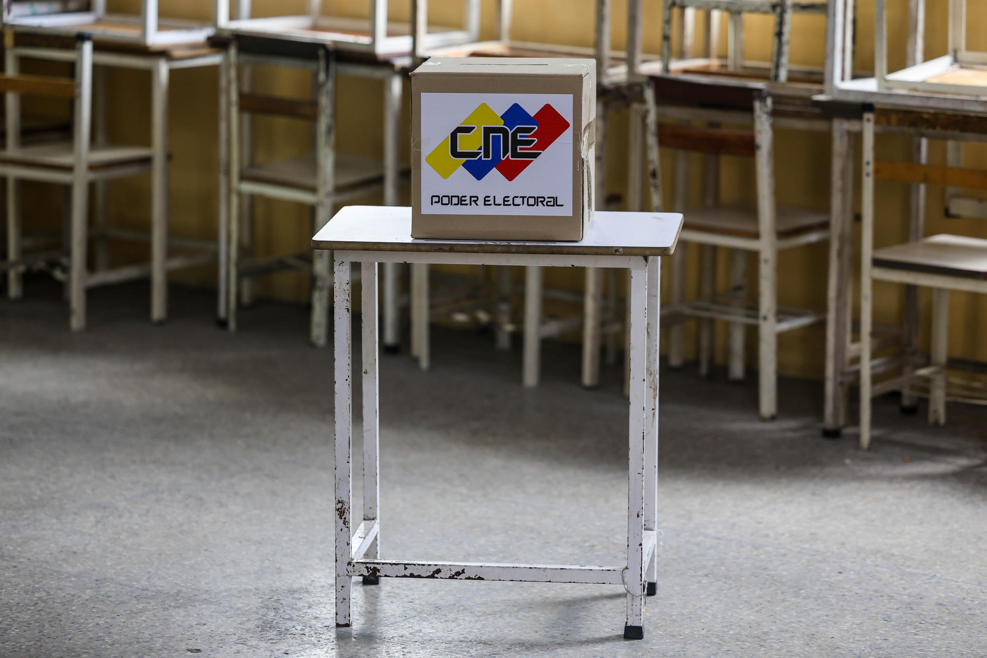 Fotografía de una urna electoral este domingo, en Carcas (Venezuela). EFE/ Miguel Gutierrez