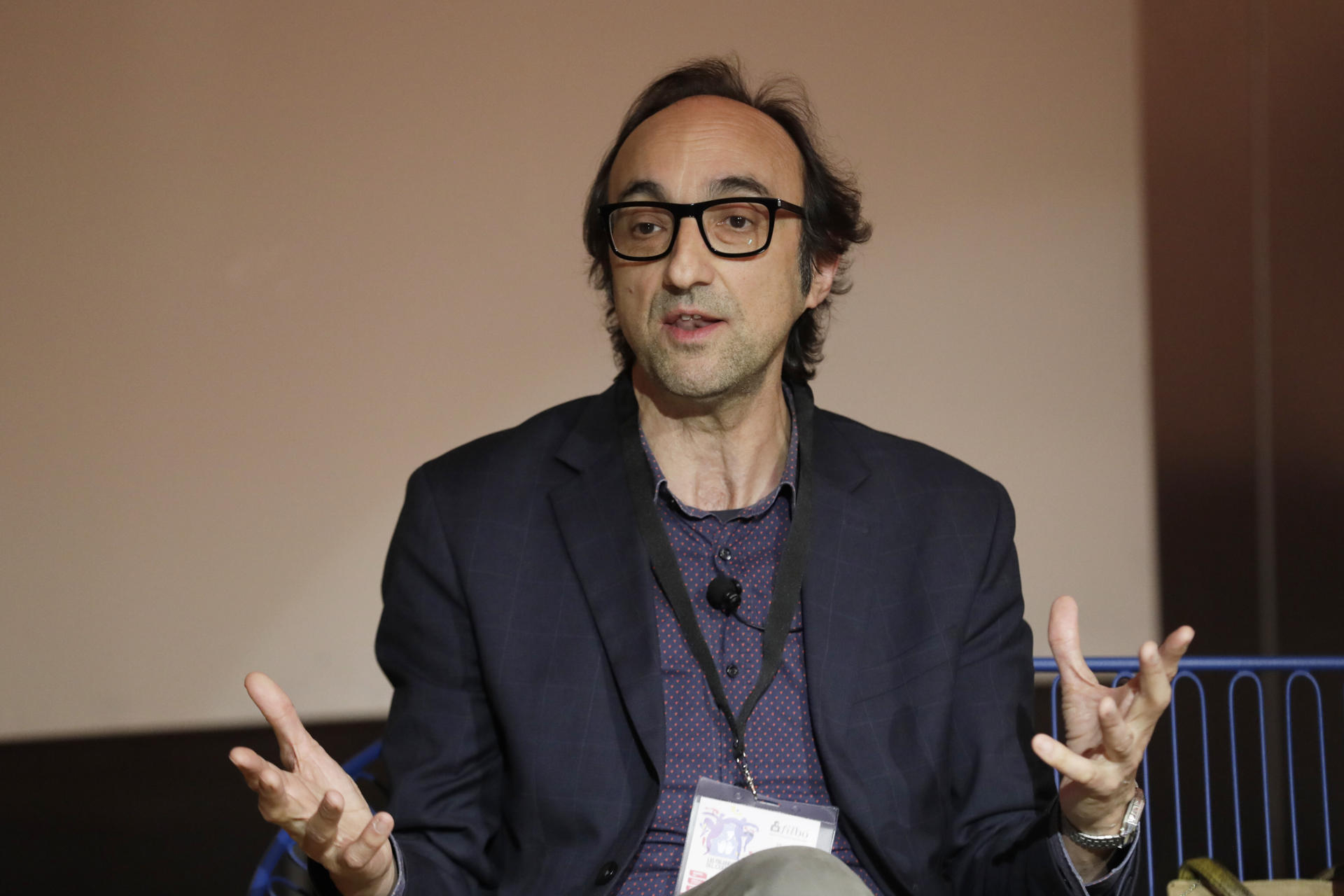 El escritor español Agustín Fernández Mallo habla este viernes durante la charla: 'El pasado que explica nuestro presente' en la XXXVII Feria Internacional del Libro de Bogotá en Bogotá (Colombia). EFE/ Carlos Ortega