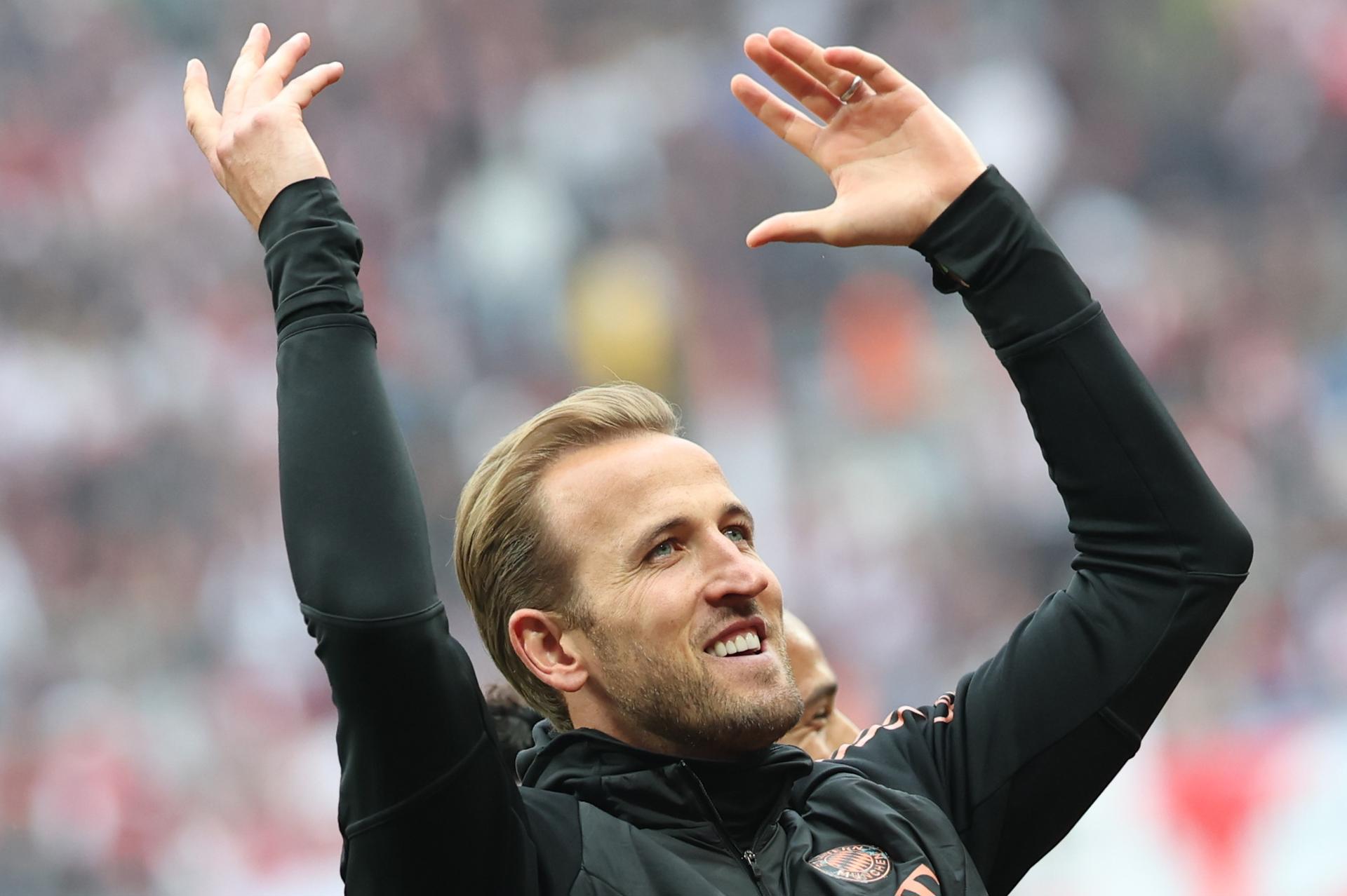 Harry Kane saluda a los aficionados del Bayern, tras el 3-3 con el Leipzivg. EFE/EPA/Filip Singer.