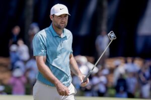 Scottie Scheffler de EE.UU. reacciona en el segundo hoyo durante la tercera ronda del torneo de golf del Campeonato de la PGA de 2025 en el Quail Hollow Club en Charlotte, Carolina del Norte (EE.UU.). EFE/ERIK S. LESSER
