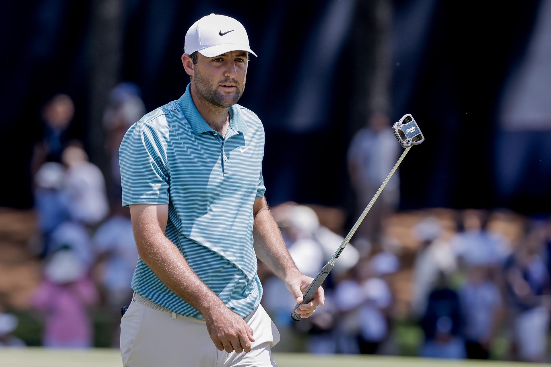 Scottie Scheffler de EE.UU. reacciona en el segundo hoyo durante la tercera ronda del torneo de golf del Campeonato de la PGA de 2025 en el Quail Hollow Club en Charlotte, Carolina del Norte (EE.UU.). EFE/ERIK S. LESSER