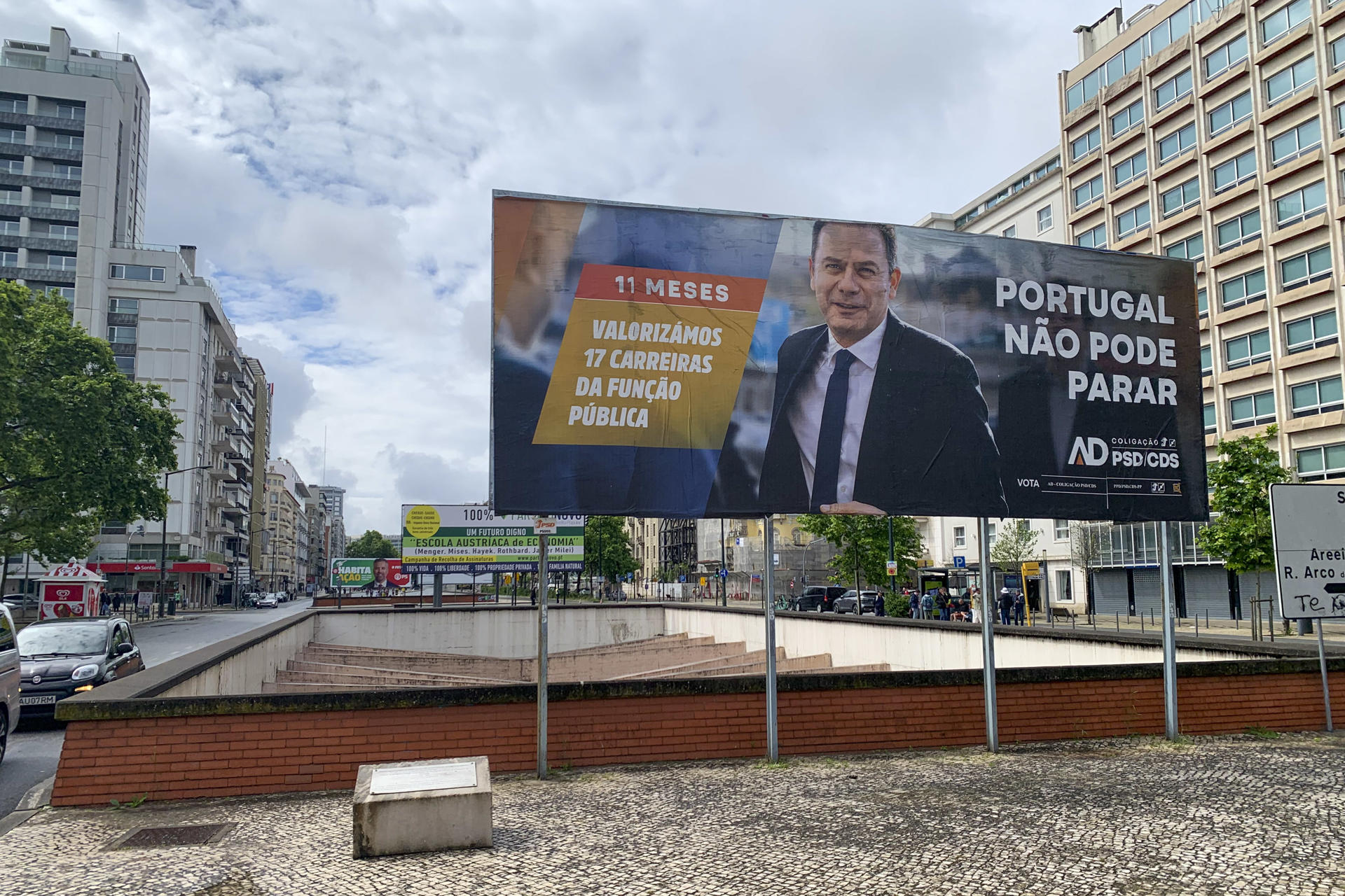 Vista de un cartel electoral en Lisboa. La inmigración se ha convertido en el arma arrojadiza con la que los partidos políticos en Portugal -tanto de derecha como los socialistas- pretenden arañar votos de cara a las elecciones legislativas del 18 de mayo. EFE/ Carlota Ciudad