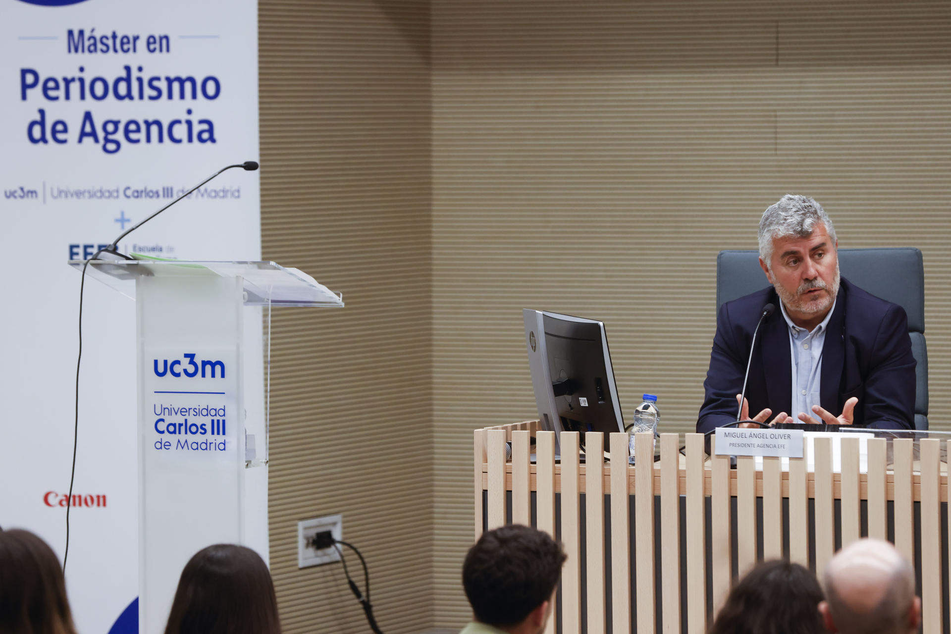 El presidente de la Agencia EFE, Miguel Ángel Oliver, interviene durante el acto de clausura del Máster de Efe, este lunes en la Universidad Carlos III, en Madrid. EFE/ Blanca Millez