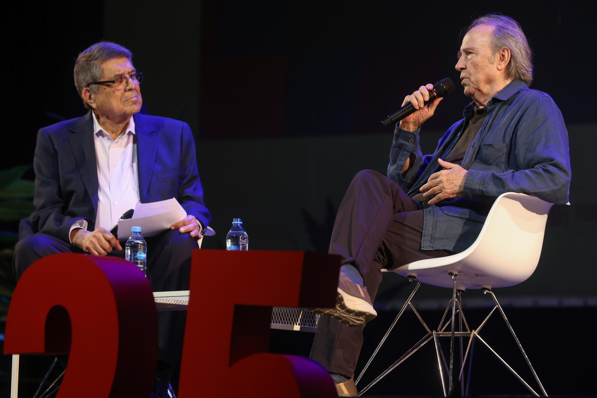 El escritor y periodista nicaraguense, Sergio Ramírez (i), habla con el cantante y compositor español, Joan Manuel Serrat, durante la inauguración del festival Centroamérica Cuenta este martes, en Ciudad de Guatemala (Guatemala). EFE/ Mariano Macz