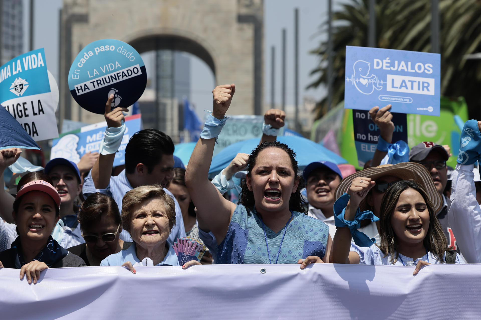 Miles de personas protestan en contra del aborto legal este sábado durante una marcha por las principales avenidas de la Ciudad de México (México). EFE/José Méndez