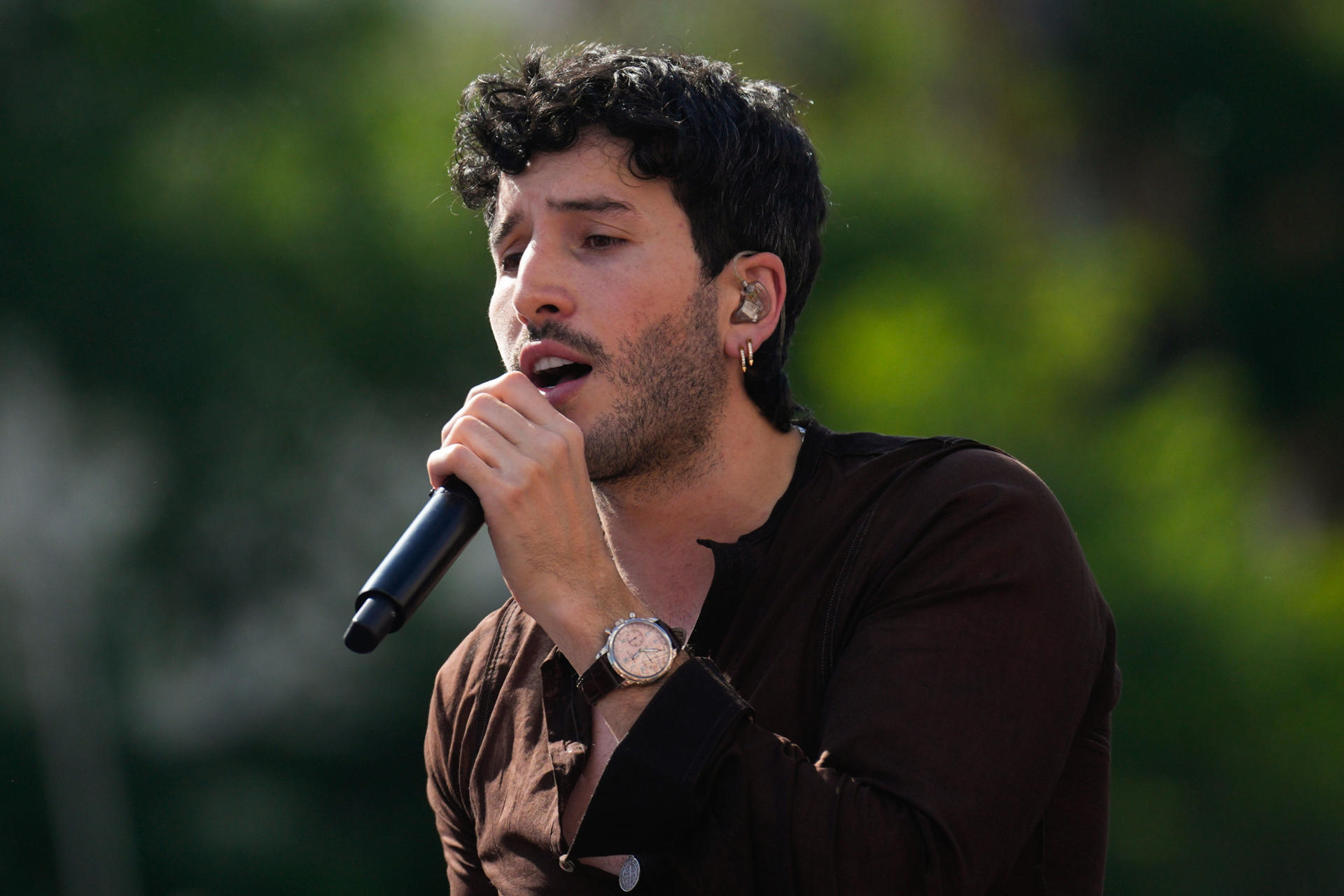 El cantante colombiano Sebastián Yatra durante una actuación sorpresa celebrada este 16 de mayo de 2025, en Madrid. EFE/ Borja Sanchez-trillo
