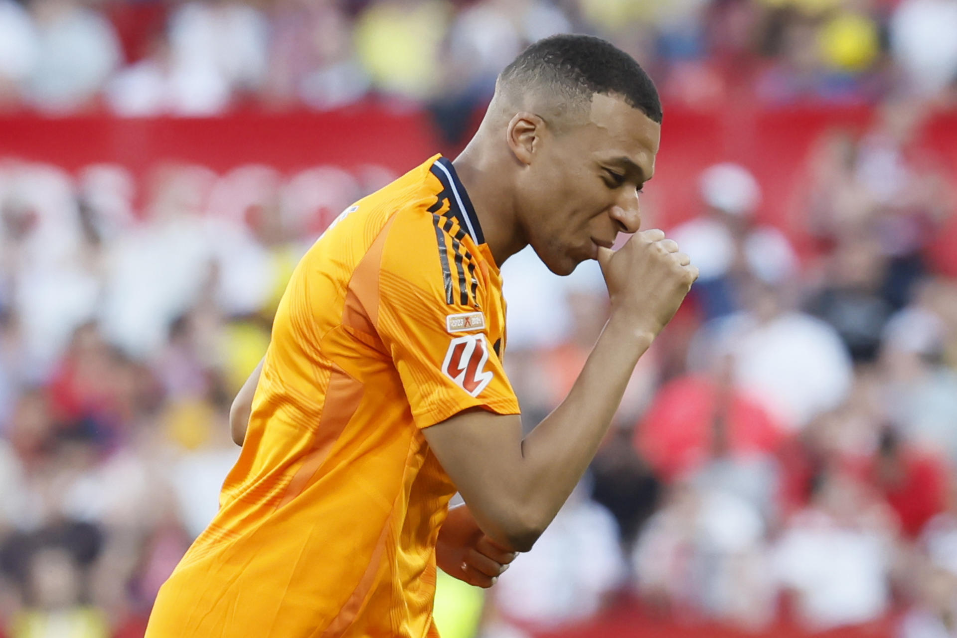 El delantero del Real Madrid Kylian Mbappé celebra su gol en el partido de la jornada 37 de LaLiga que Sevilla FC y Real Madrid disputaron en el estadio Sánchez-Pizjuán, en Sevilla. EFE/José Manuel Vidal
