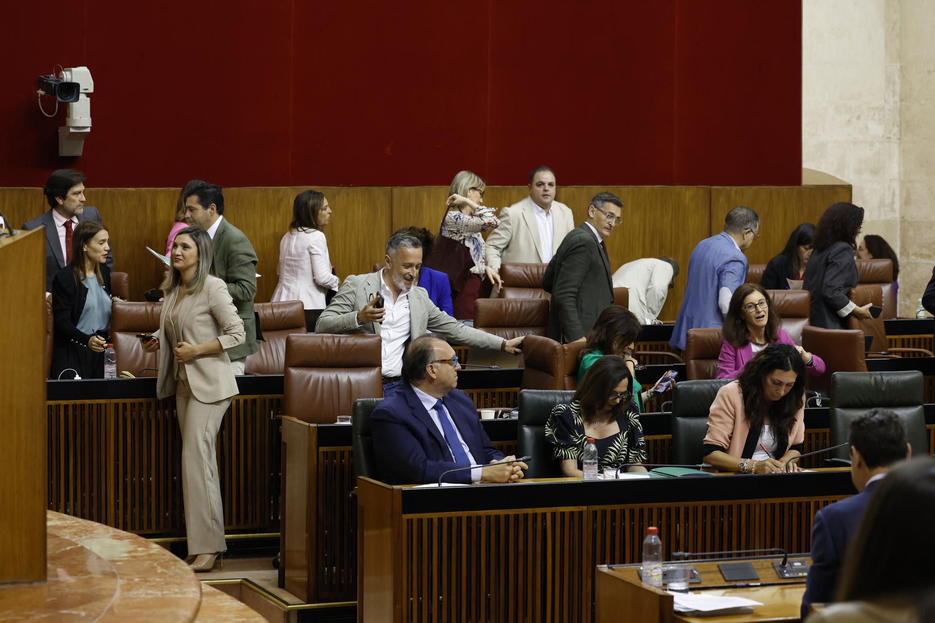 Los diputados del PSOE, Por Andalucía y Adelante Andalucía han abandonado el pleno del Parlamento durante la sesión de control al Gobierno en protesta por la ausencia del presidente de la Junta, Juanma Moreno, en la sesión de la próxima semana por asistir a la final de la Liga Conferencia entre el Betis y el Chelsea, este jueves en Sevilla. EFE/Julio Muñoz
