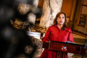 Fotografía de archivo de la presidenta de Perú, Dina Boluarte, en el Salón Dorado del Palacio de Gobierno en Lima (Perú). EFE/ John Reyes Mejía
