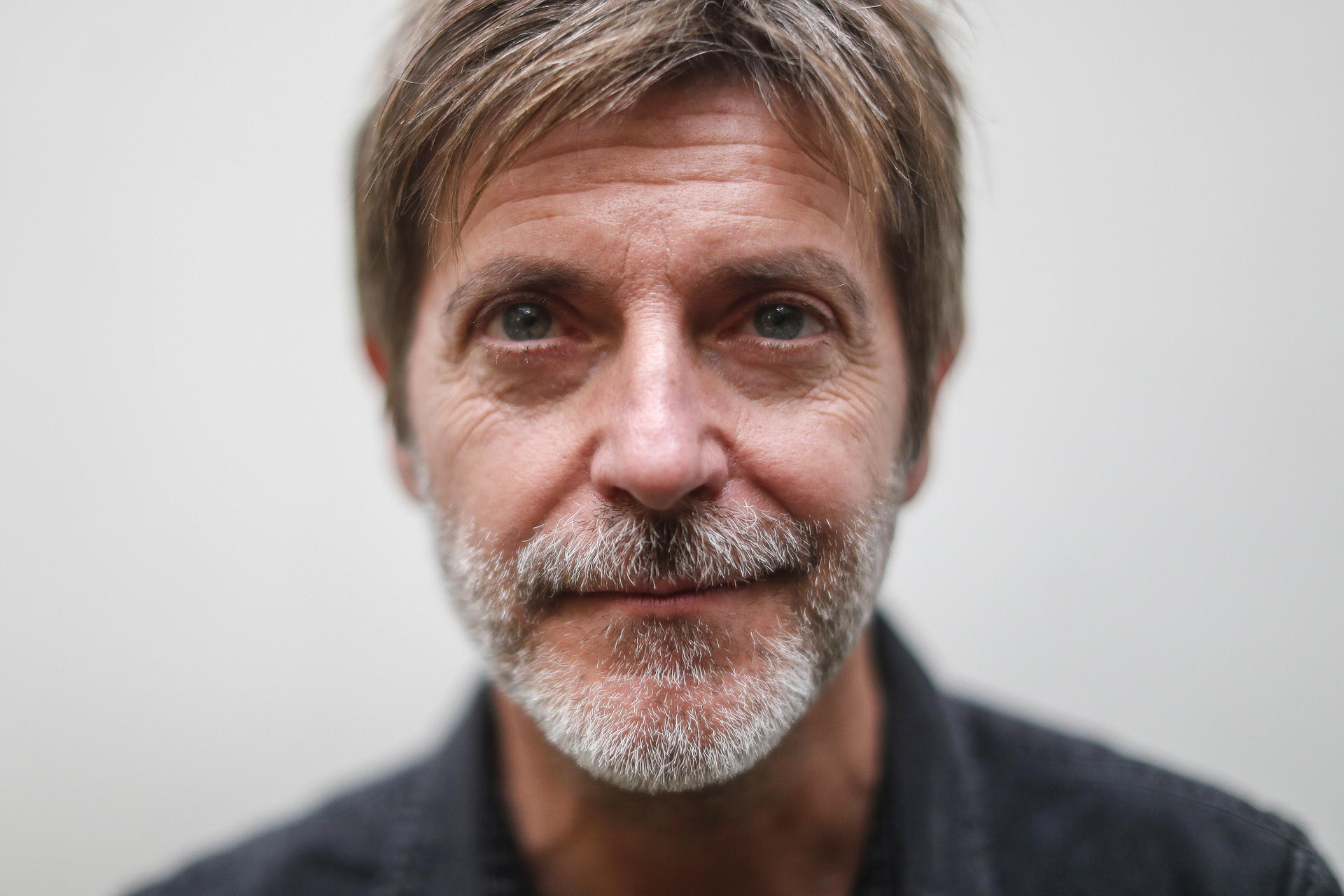 El novelista gráfico y dibujante español Paco Roca posa durante una entrevista con EFE este viernes, en Ciudad de México (México). EFE/ Isaac Esquivel