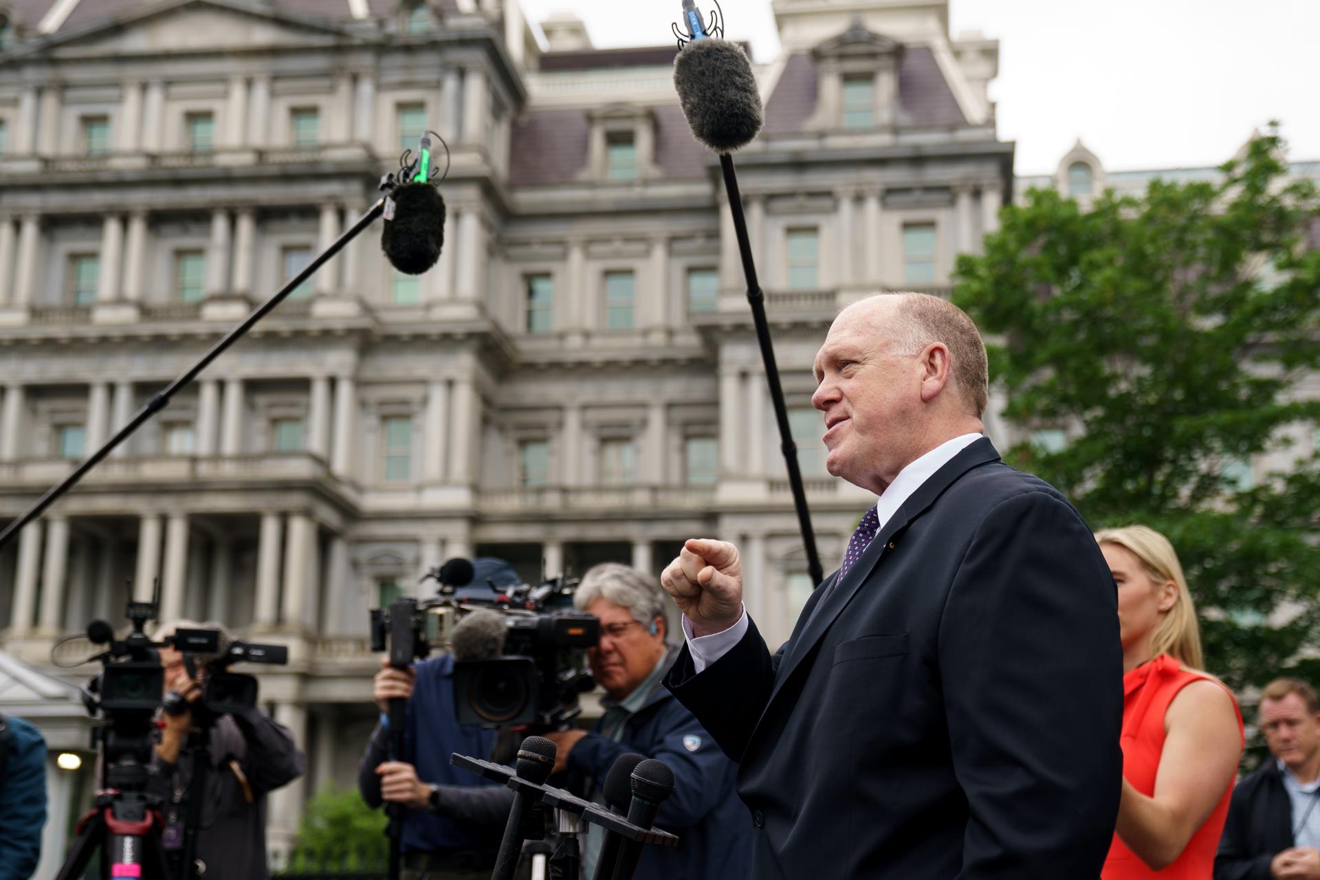 El zar fronterizo de la Casa Blanca, Tom Homan, habla con los medios en la Casa Blanca, Washington, DC, EE.UU., el 29 de mayo de 2025. EFE/WILL OLIVER / POOL POOL