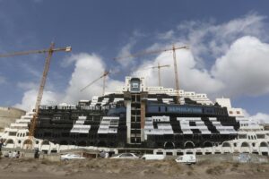 En la imagen de archivo, una gran pintada en blanco con la leyenda "Hotel sí cien por cien legal", "Trabajo sí paro no", sobre el fondo negro que a su vez pintaron los miembros de Greenpeace en el hotel de El Algarrobico en el municipio de Carboneras (Almería). EFE/Carlos Barba