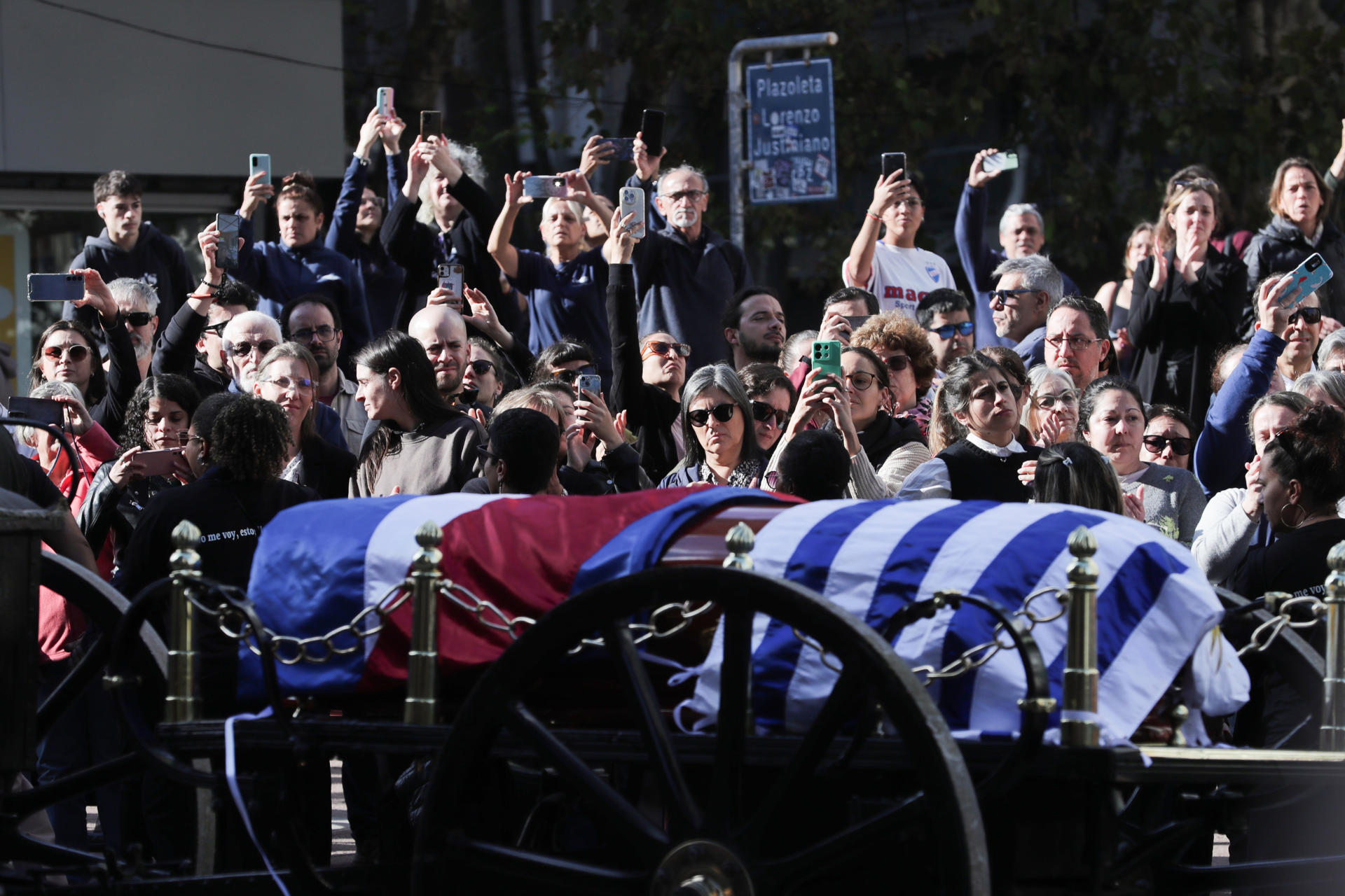 Personas asisten al cortejo fúnebre del expresidente uruguayo José Mujica este miércoles, en Montevideo (Uruguay). EFE/ Raúl Martínez