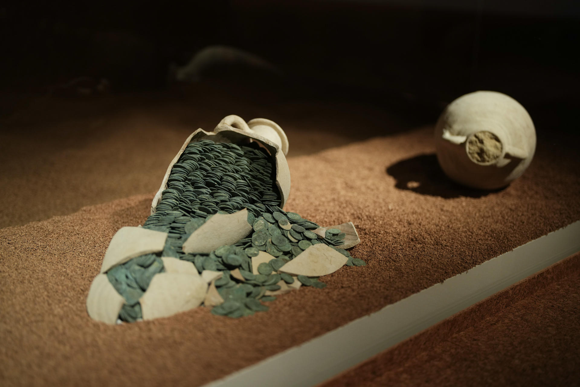 Obras que se pueden ver en la exposición 'Monedas que brotan de la tierra. El Tesoro de Tomares, Sevilla' que del 3 de mayo al 28 de septiembre de 2025 se puede visitar en el Museo Arqueológico Nacional, en Madrid. EFE/ Borja Sanchez-trillo