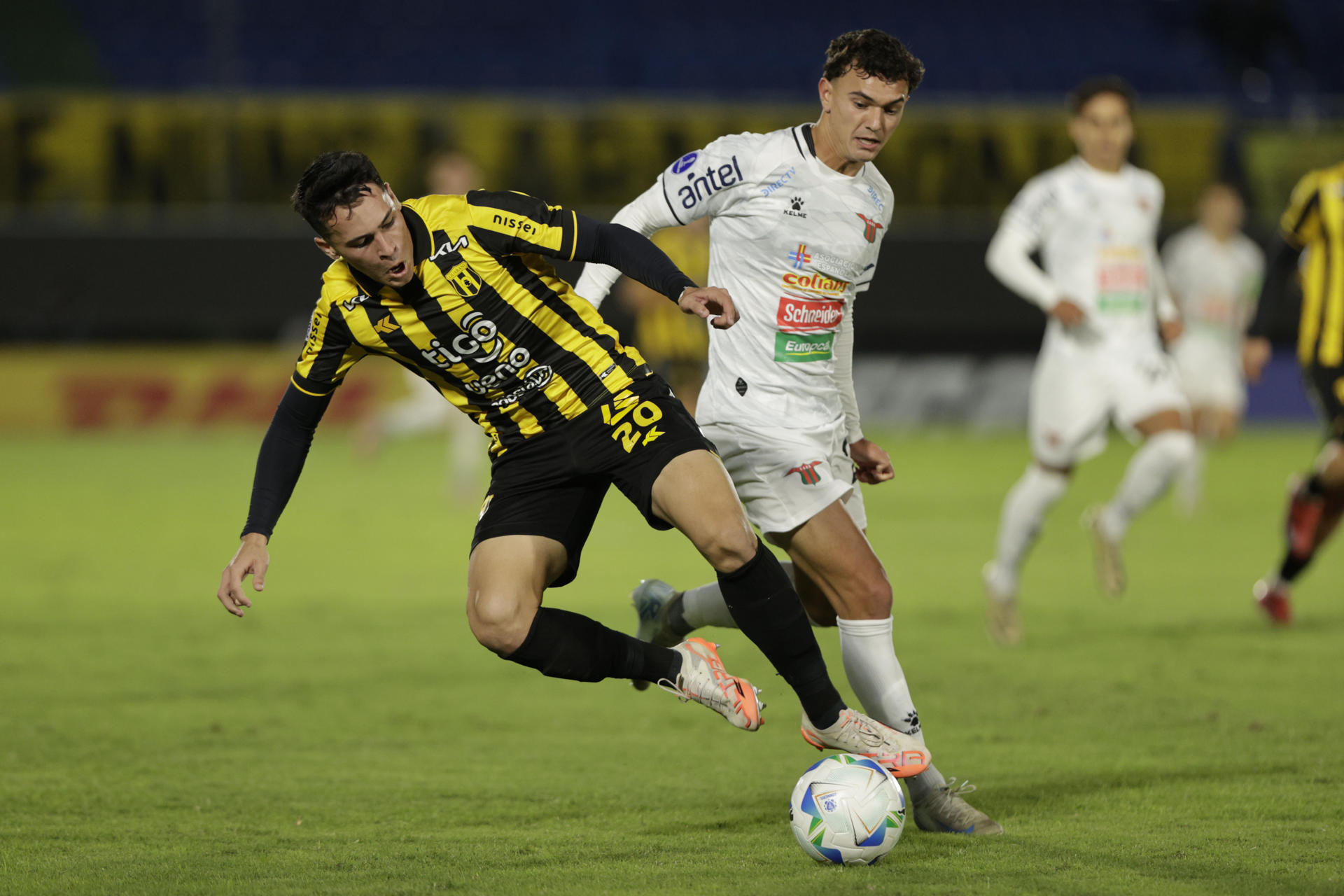 El centrocampista de Guaraní Alexandro Maidana (i) disputa el balón con el defensor de Boston River Guillermo López en el partido de cierre de la fase de grupos de la Copa Sudamericana jugado en el estadio asunceno Defensores del Chaco. EFE/ Juan Pablo Pino