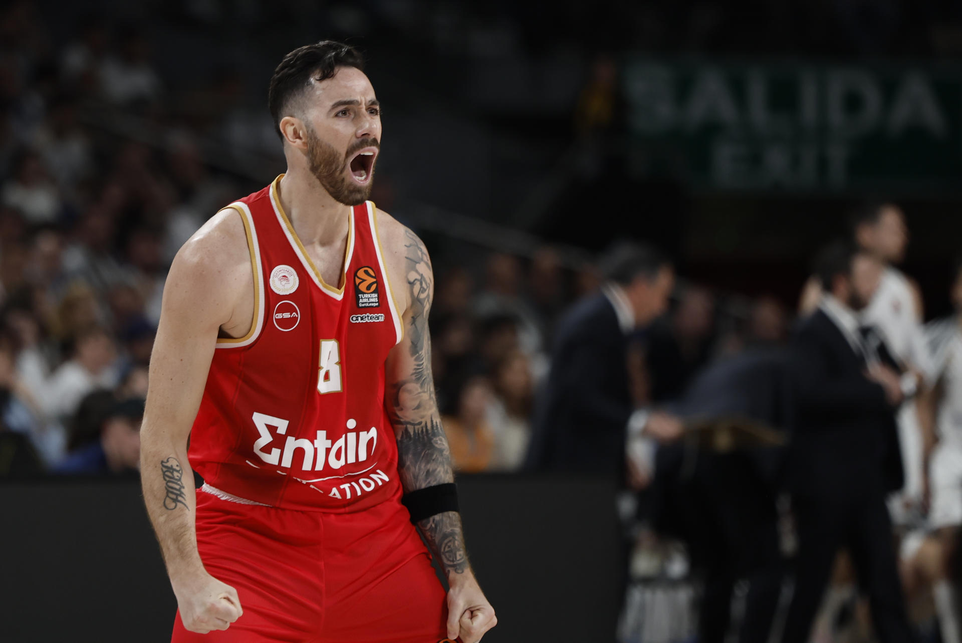 El escolta argentino de Olympiacos, Luca Vildoza, celebra una acción durante el cuarto encuentro de los play off de la Euroliga que disputan hoy jueves Olympiacos y Real Madrid en el Movistar Arena, en Madrid. EFE / Sergio Perez.