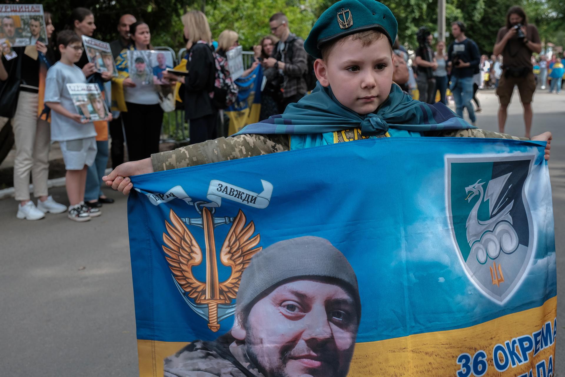 Familiares de prisioneros de guerra ucranianos reunidos en Chernigov, Ucrania, el 23 de mayo de 2025. EFE/EPA/MARIA SENOVILLA