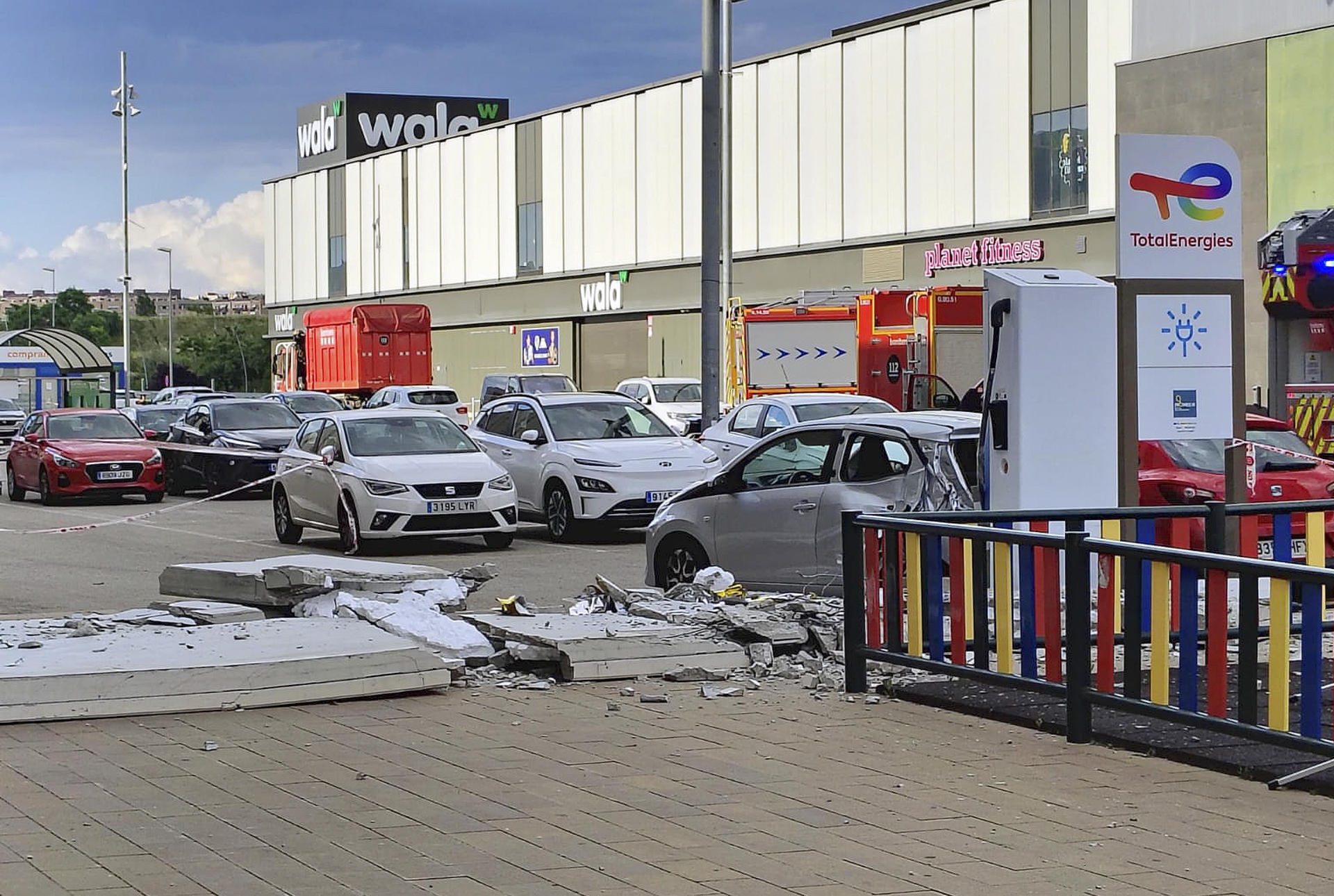 Un vecino de Rubí (Barcelona) que paseaba con su pareja ha muerto al caerle encima, desde unos doce metros de altura, una gran placa de hormigón de la fachada principal del centro comercial Vía Sabadell (Barcelona), ante lo que los equipos de emergencias han evavuado preventivamente una parte del edificio. EFE