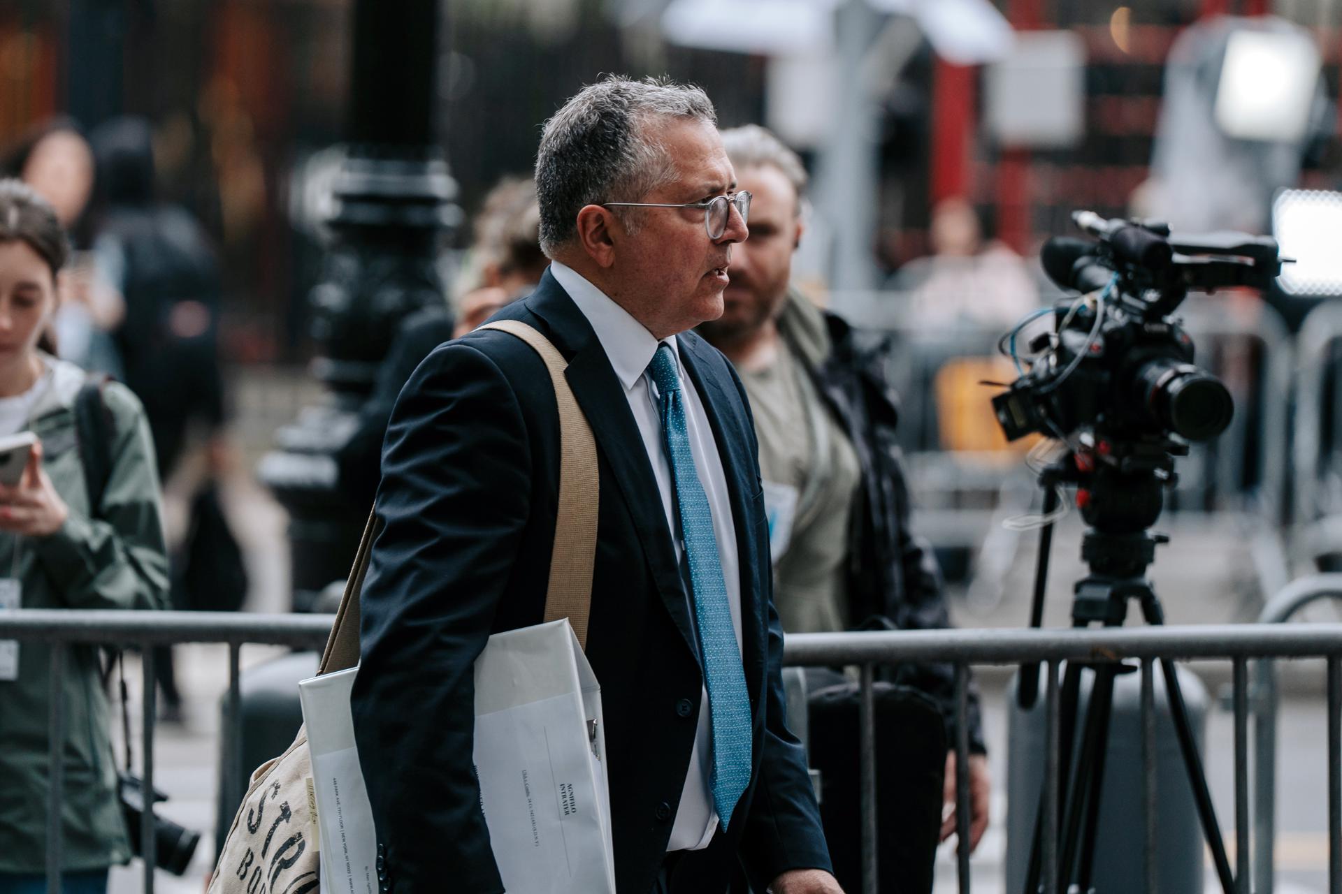 El abogado penalista Marc Agnifilo llega a un juzgado federal de Estados Unidos para el inicio del juicio federal por tráfico sexual de Sean Combs en Nueva York, Nueva York, EE. UU., el 5 de mayo de 2025. EFE/OLGA FEDOROVA
