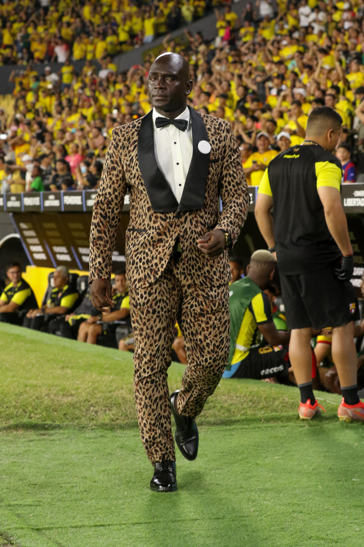 El entrenador de Barcelona, Segundo Castillo, dirige durante un partido de la fase de grupos de la Copa Libertadores. EFE/ Jonathan Miranda