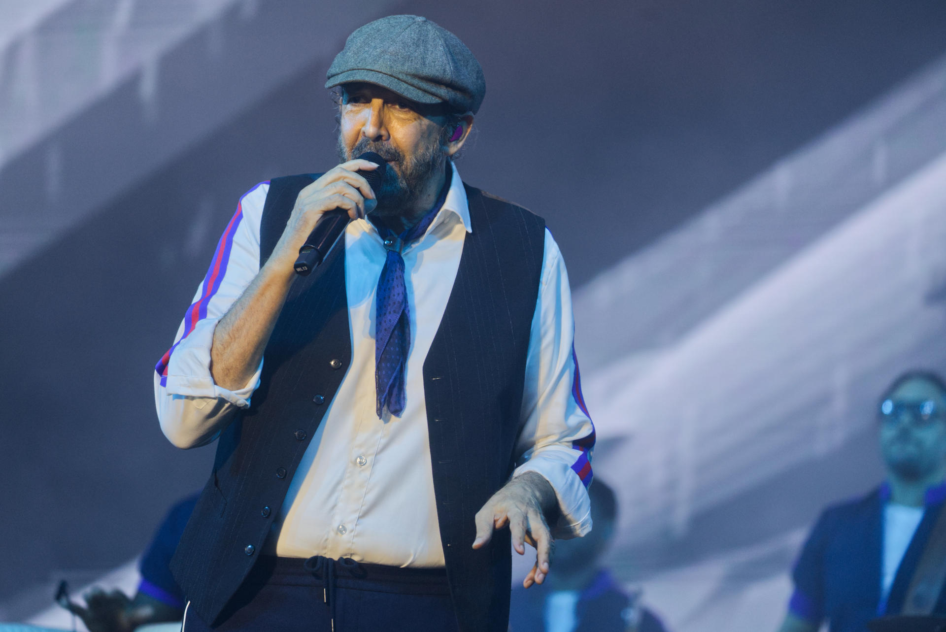 El cantante dominicano Juan Luis Guerra se presenta en el Garnier Green Fest 2025 este sábado, en la Plaza de la Independencia, en San Juan (Puerto Rico). EFE/Thais Llorca