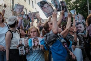 Familiares de prisioneros de guerra ucranianos reunidos en Chernigov, Ucrania, el 23 de mayo de 2025. EFE/EPA/MARIA SENOVILLA