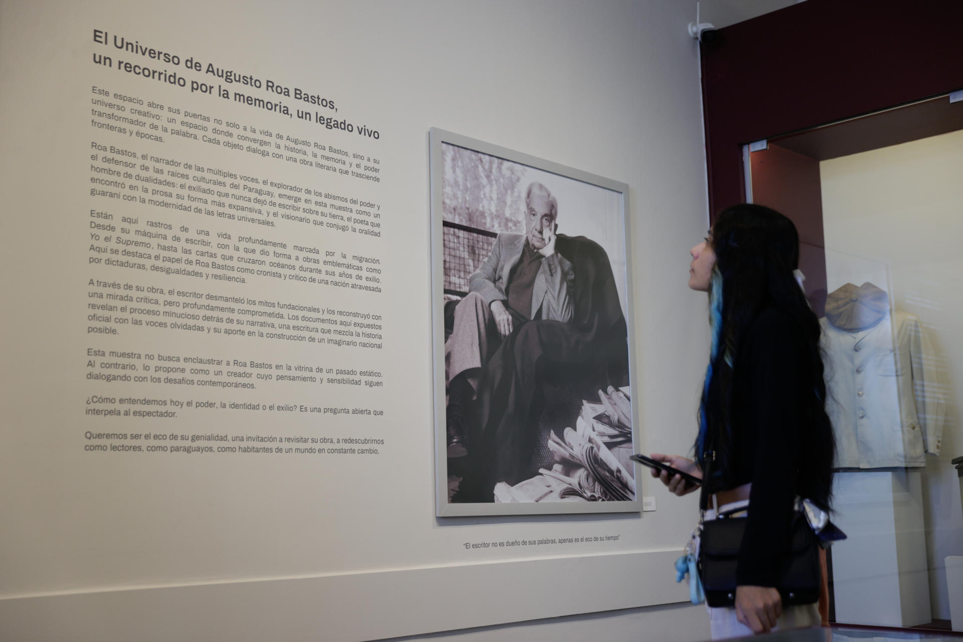 Fotografía del 30 de abril de 2025 de una persona observando la exposición dedicada al escritor paraguayo Augusto Roa Bastos en Asunción (Paraguay). EFE/ Juan Pablo Pino