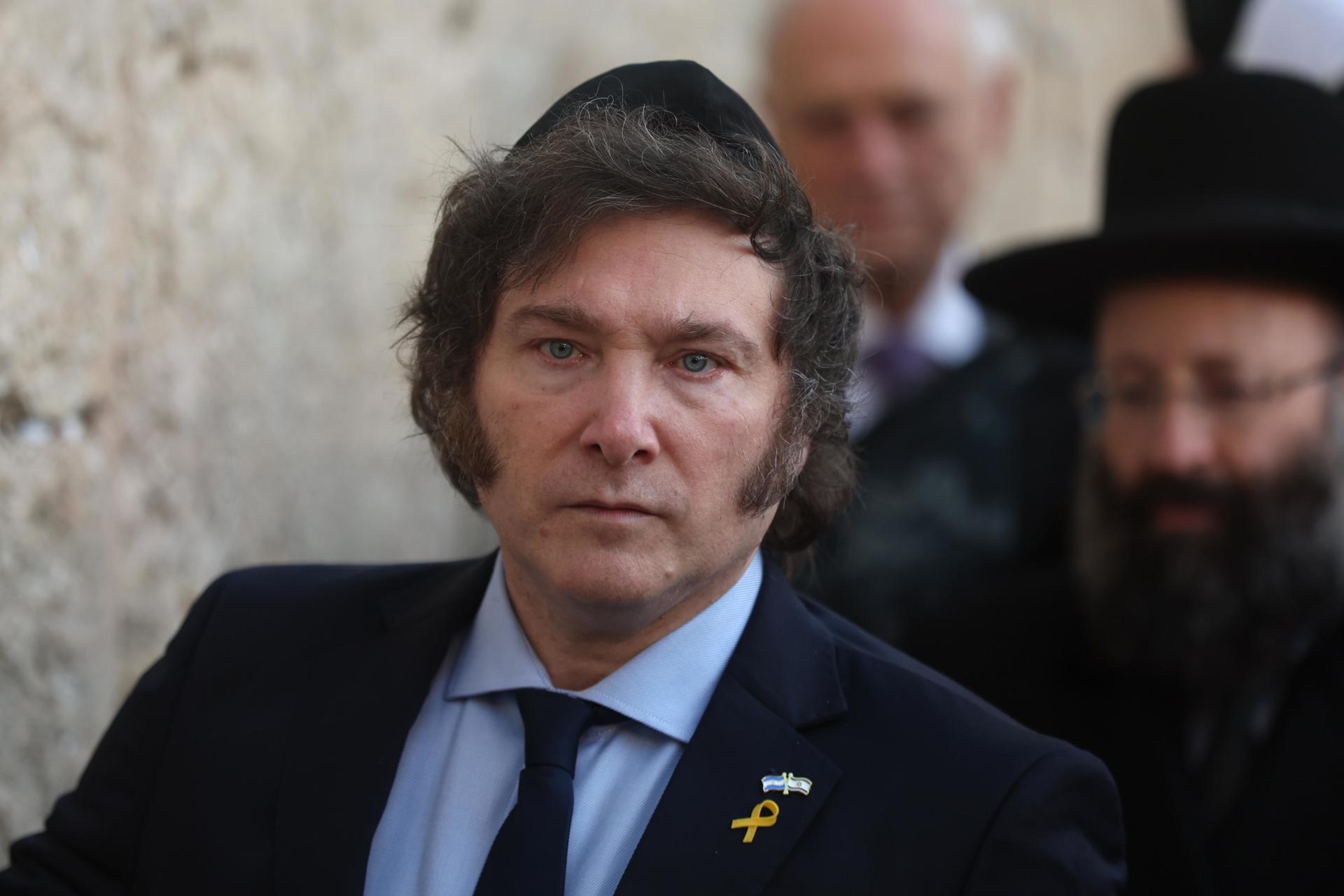 Fotografía de archivo del presidente argentino, Javier Milei, en el Muro de las Lamentaciones, Jerusalén. EFE/ATEF SAFADI