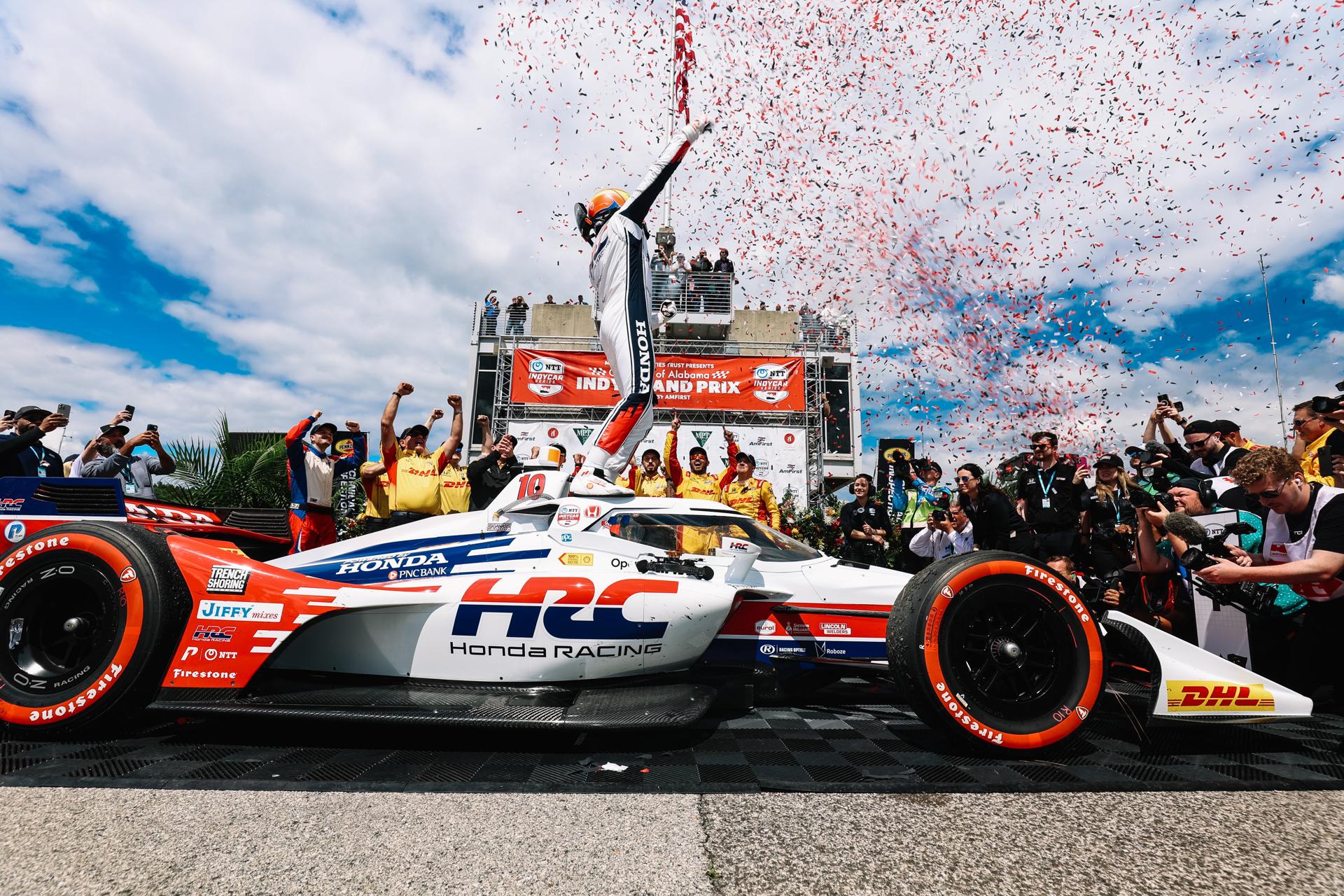 Fotografía cedida por IndyCar donde aparece el piloto español Álex Palou, del equipo Chip Ganassi, mientras celebra su victoria en el Gran Premio de Alabama con los miembros de su equipo en el Barber Motorsports Park en Birmingham (Alabama, EE.UU). EFE/Joe Skibinski/IndyCar SOLO USO EDITORIAL/SOLO DISPONIBLE PARA ILUSTRAR LA NOTICIA QUE ACOMPAÑA (CRÉDITO OBLIGATORIO)