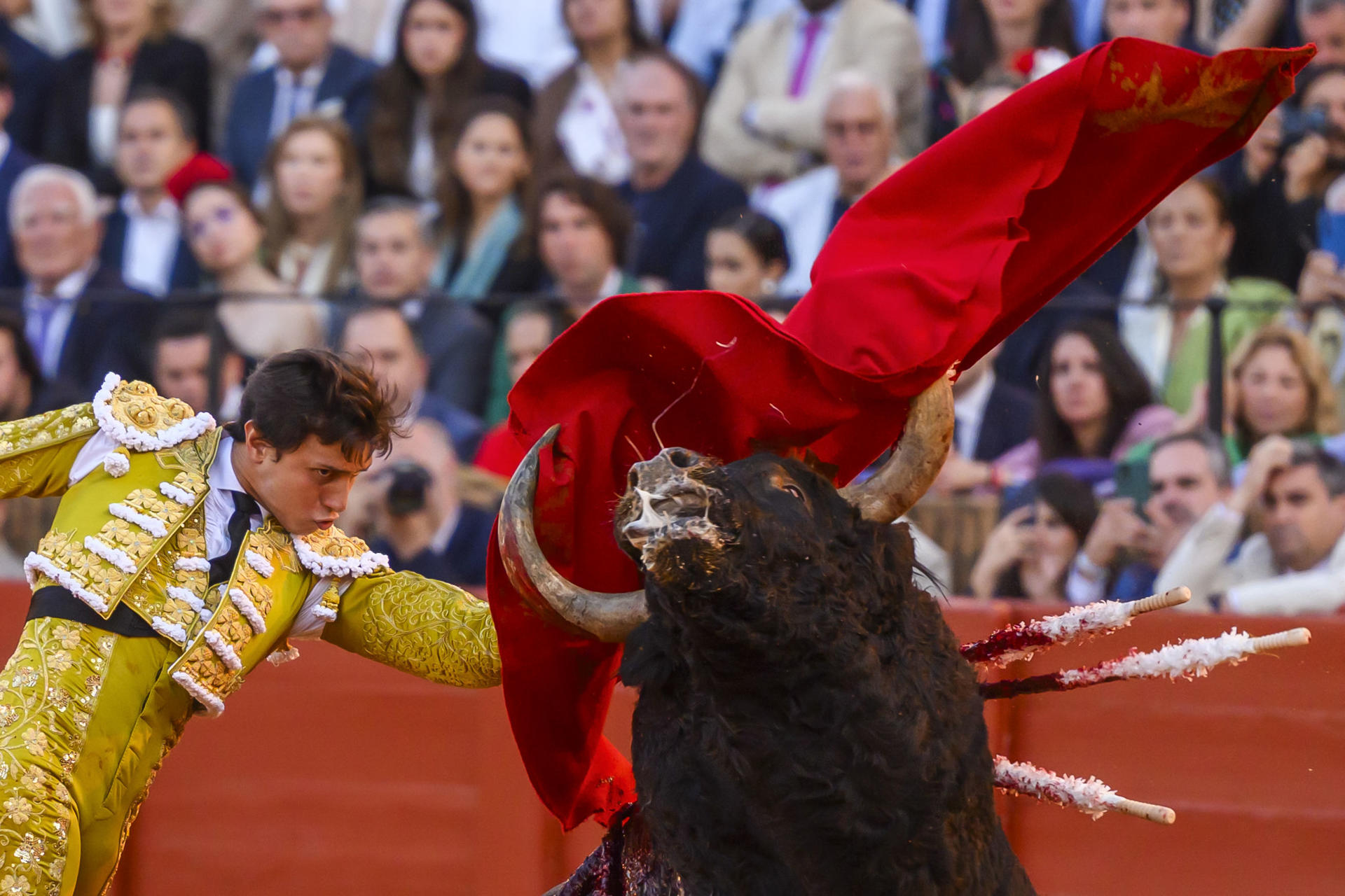 El diestro Roca Rey con el segundo de su lote durante el festejo de abono de la Feria de Abril celebrado este sábado en La Real Maestranza, en Sevilla. EFE/ Raúl Caro.