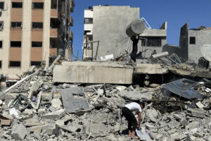 Imagen de archivo de una casa bombardeada en la ciudad de Gaza por el Ejército israeli .EFE/ Ahmad Awad
