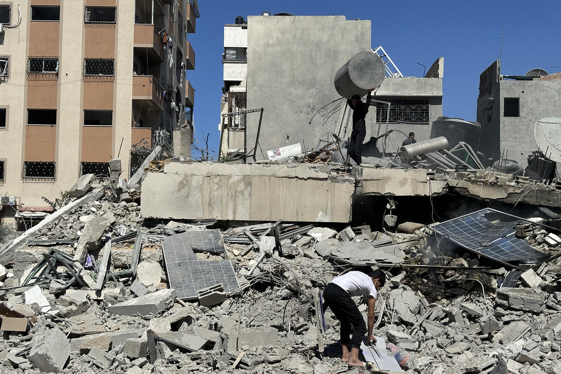 Imagen de archivo de una casa bombardeada en la ciudad de Gaza por el Ejército israeli .EFE/ Ahmad Awad