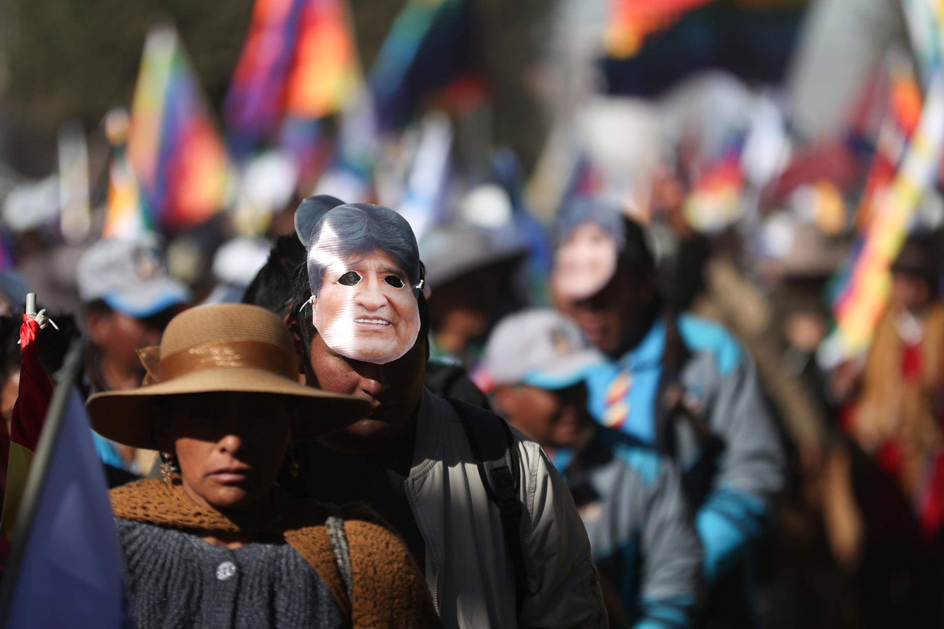 Simpatizantes del expresidente Evo Morales (2006-2019) marchan en apoyo a la candidatura del exmandatario este viernes, en El Alto (Bolivia). EFE/ Luis Gandarillas
