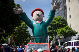 Fotografía de un inflable con la imagen del fallecido presidente de Venezuela, Hugo Chávez, durante un acto de cierre de campaña en Caracas (Venezuela) para los comicios regionales y parlamentarios de este domingo. EFE/ Miguel Gutiérrez